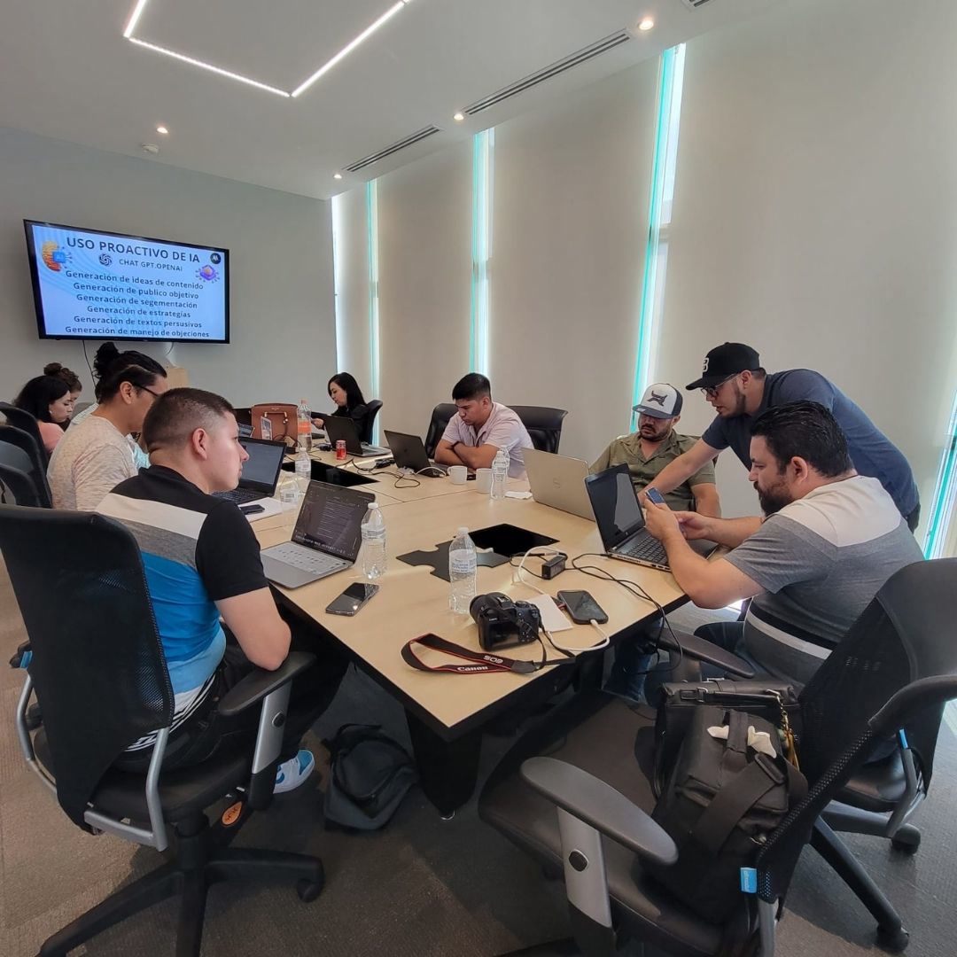 Grupo pequeño en clase de uso de IA con laptops