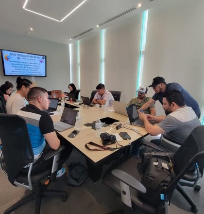 Geno Bernal dando clase de agentes de IA a un grupo.