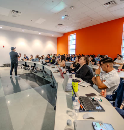 Salon lleno durante una sesion de casos.