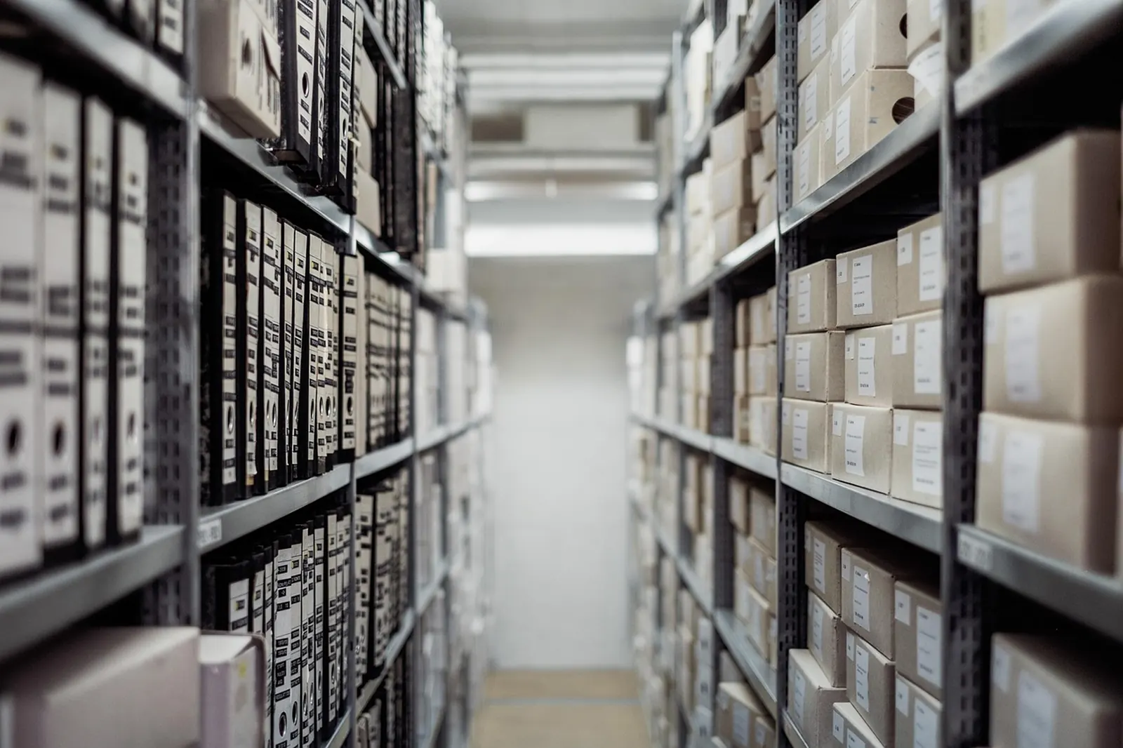 Estantes con cajas de archivo de una empresa, uno de los usos frecuentes de un minidepósito grande