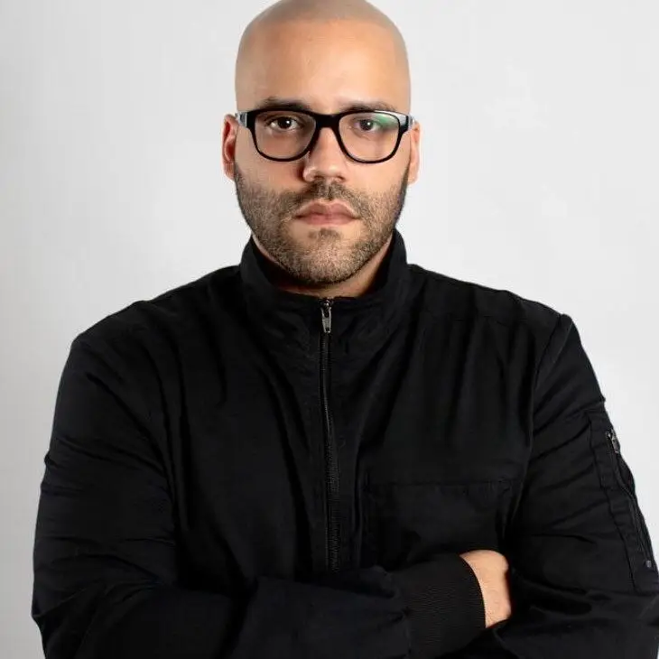 Juan Guerrero is a premier Natural SMP Specialist and the visionary behind ScalpMicro tampa Bay.