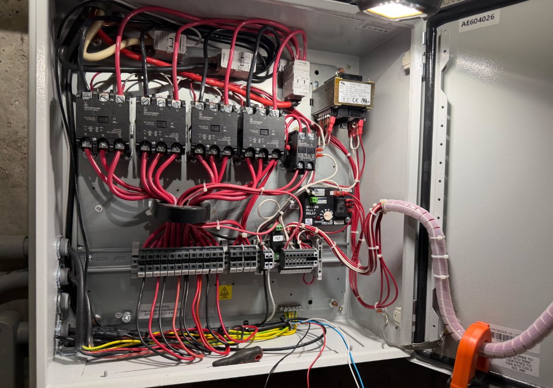 Travaux sur panneau de contrôle électrique