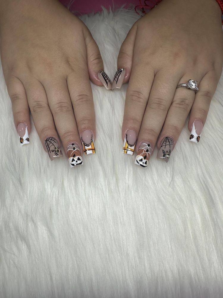 Square nails with spider webs and jack-o-lanterns