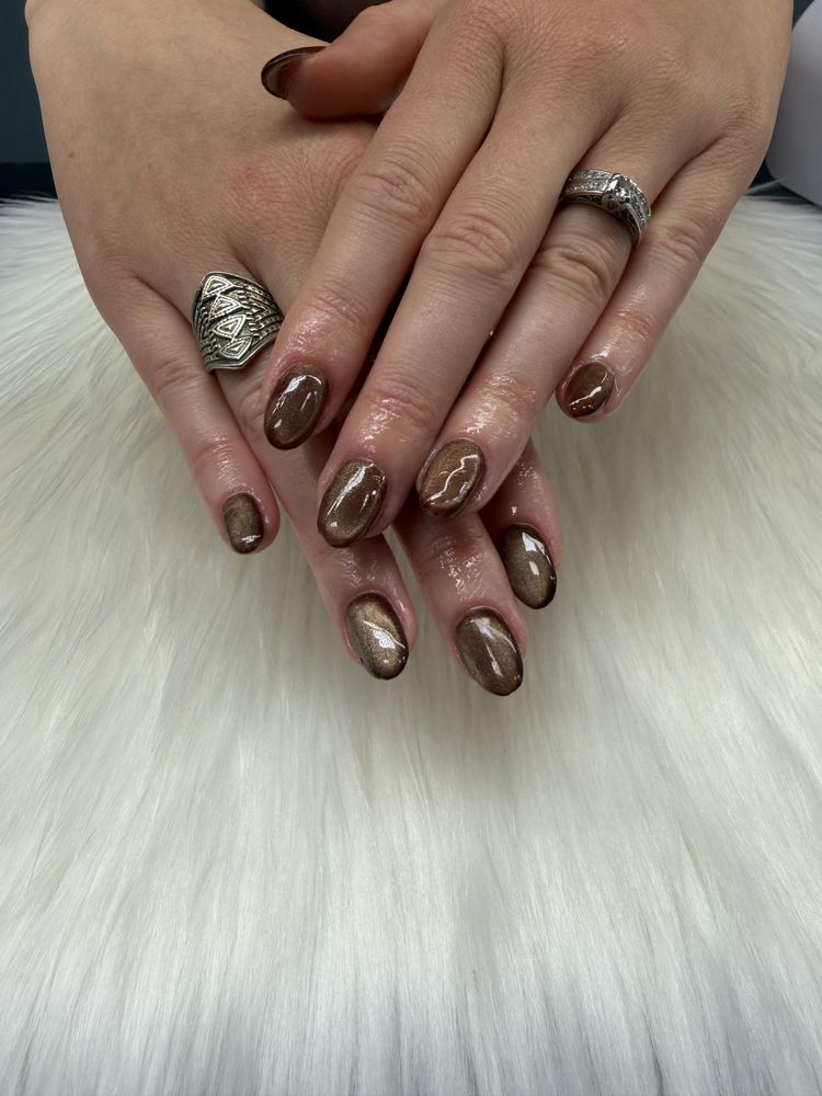 Short oval nails in chocolate brown cat eye