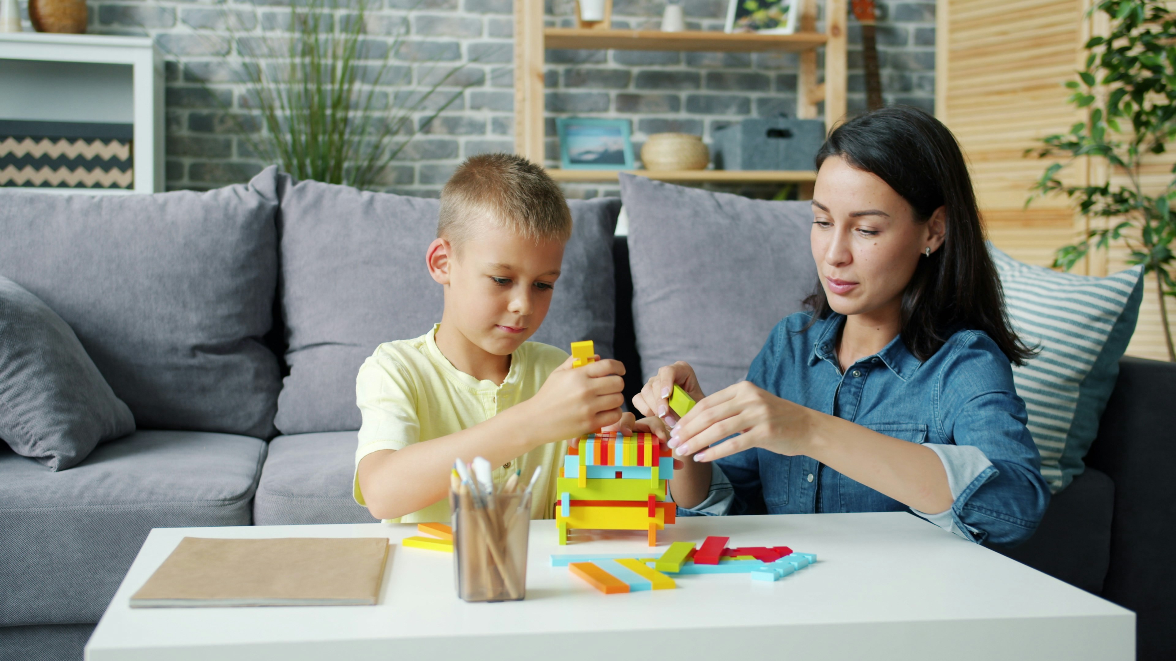 Évaluation TSA en séance de jeu avec un jeune garçon