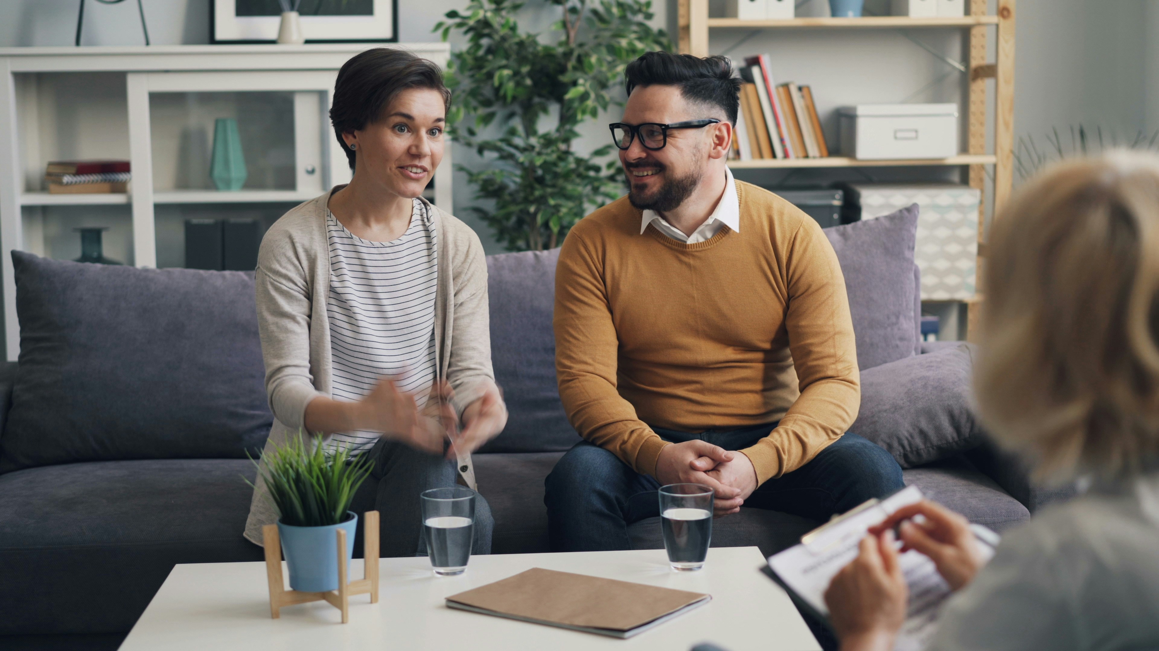 Psychologue en consultation avec un adolescent
