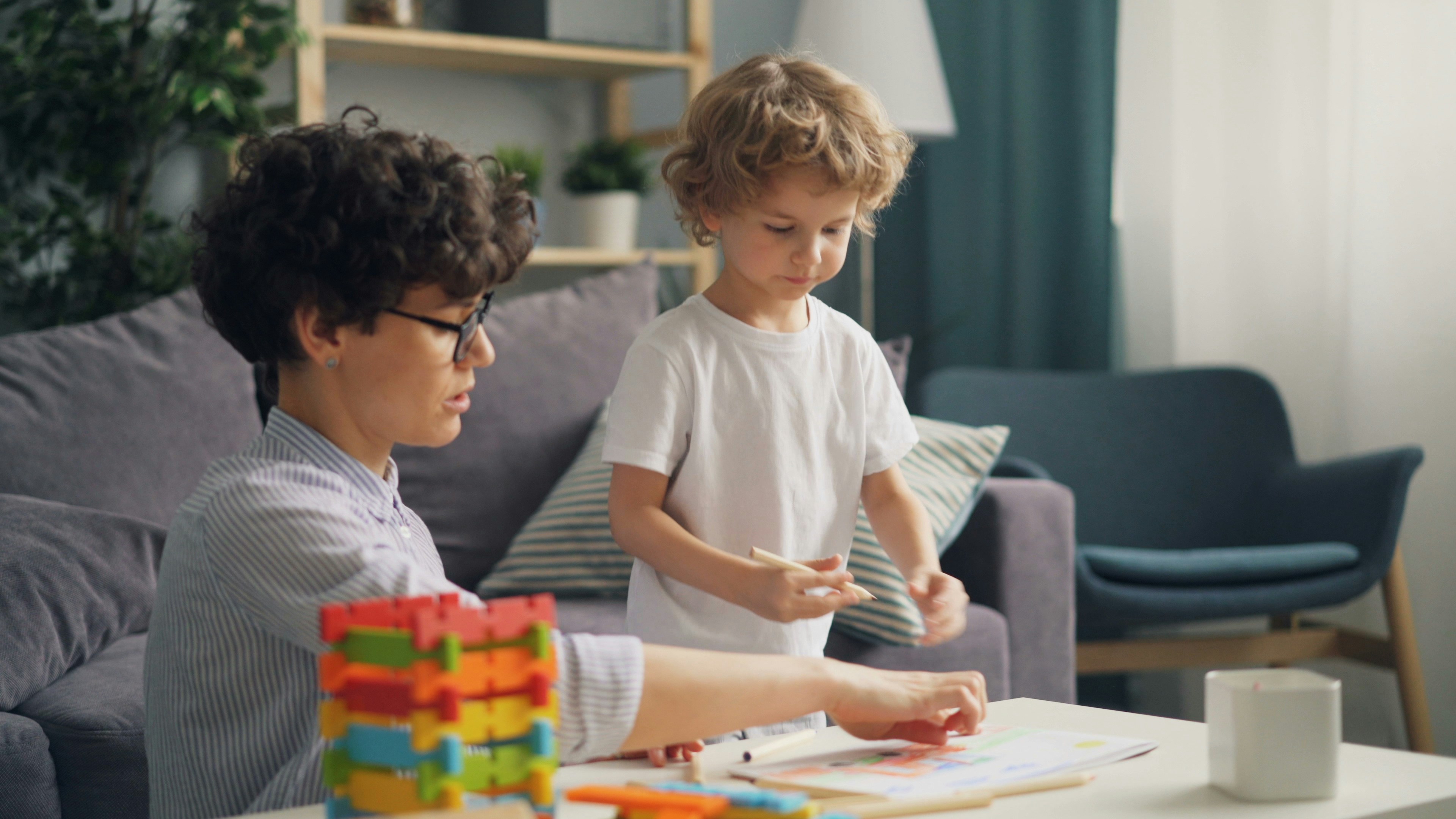 Évaluation neuropsychologique avec un jeune garçon