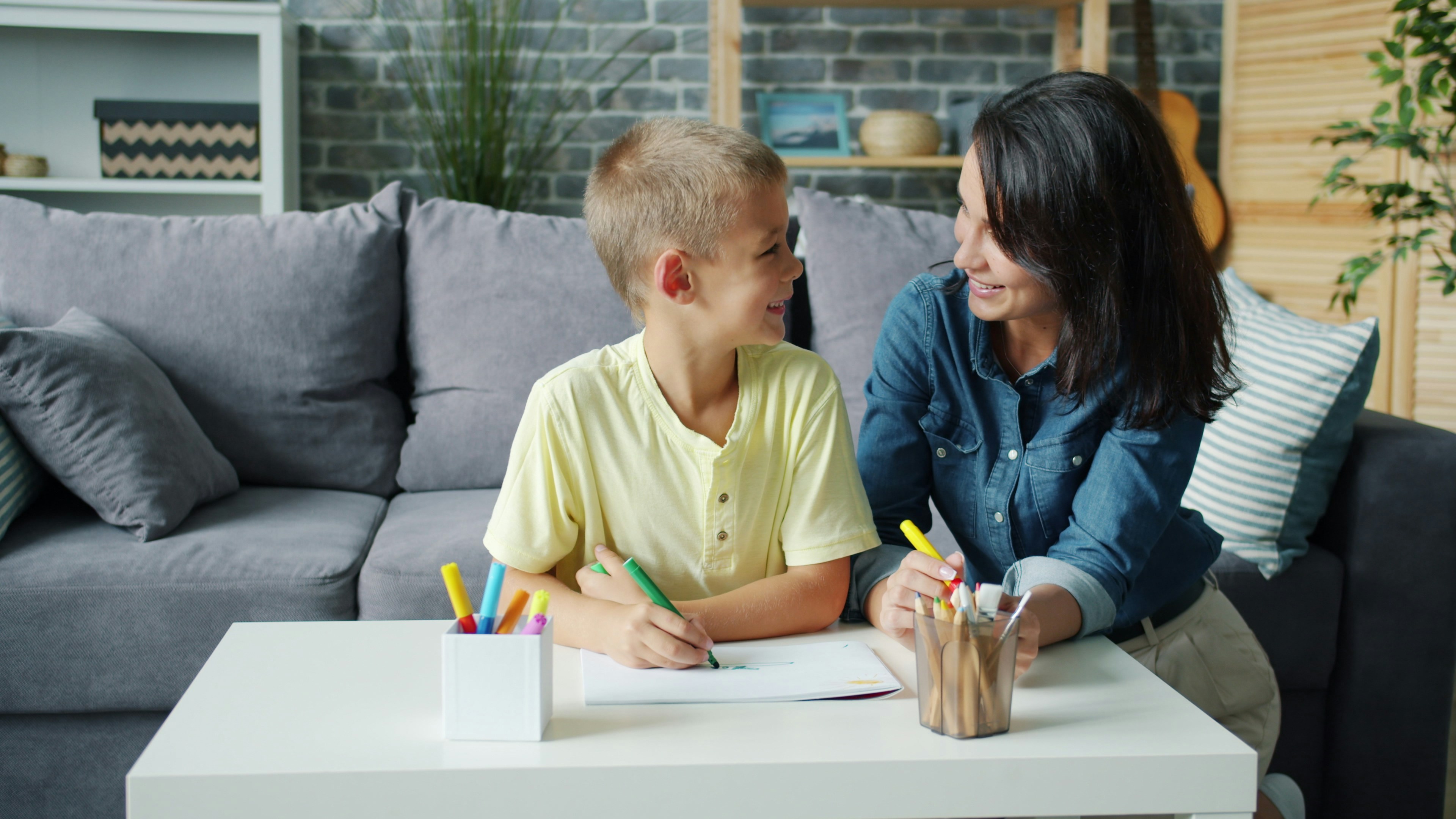 Psychoéducatrice avec un jeune et sa mère
