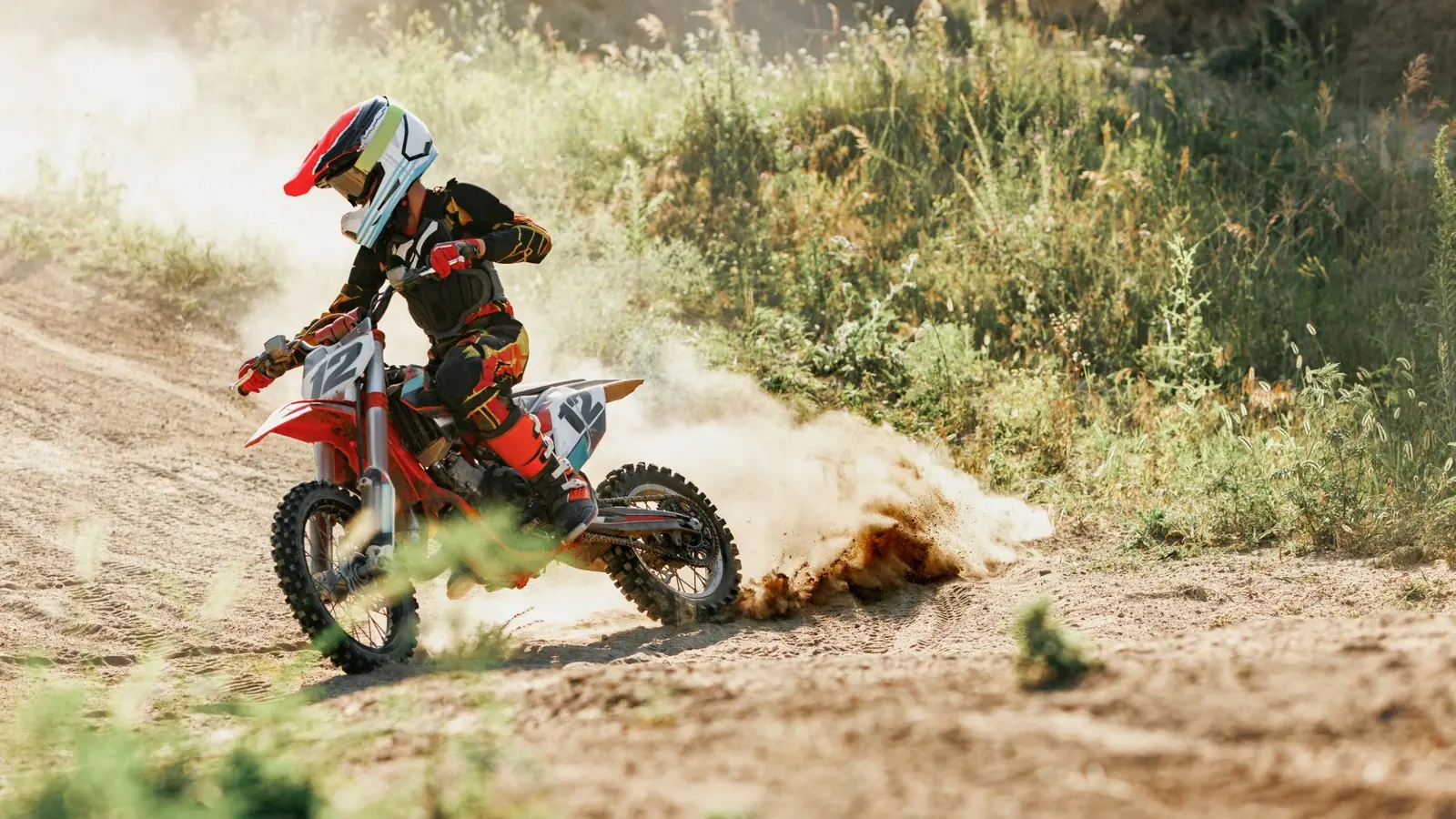 Bambino in sella a una minicross in pista
