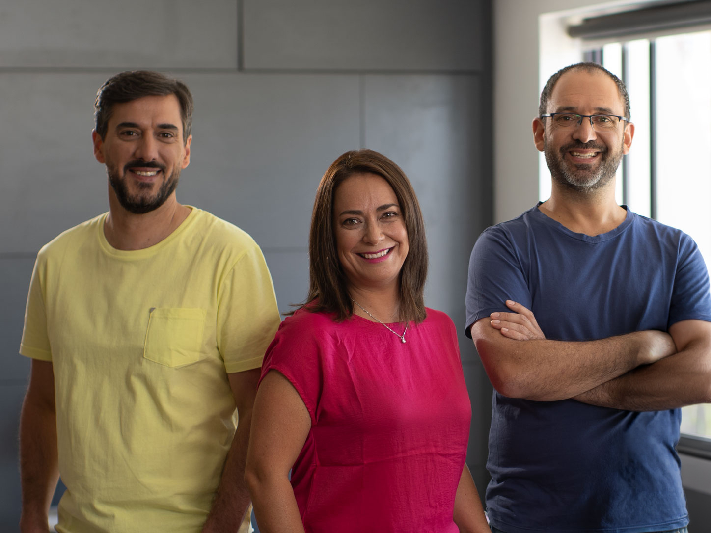 El equipo de HUX, de pie en una sala de trabajo.