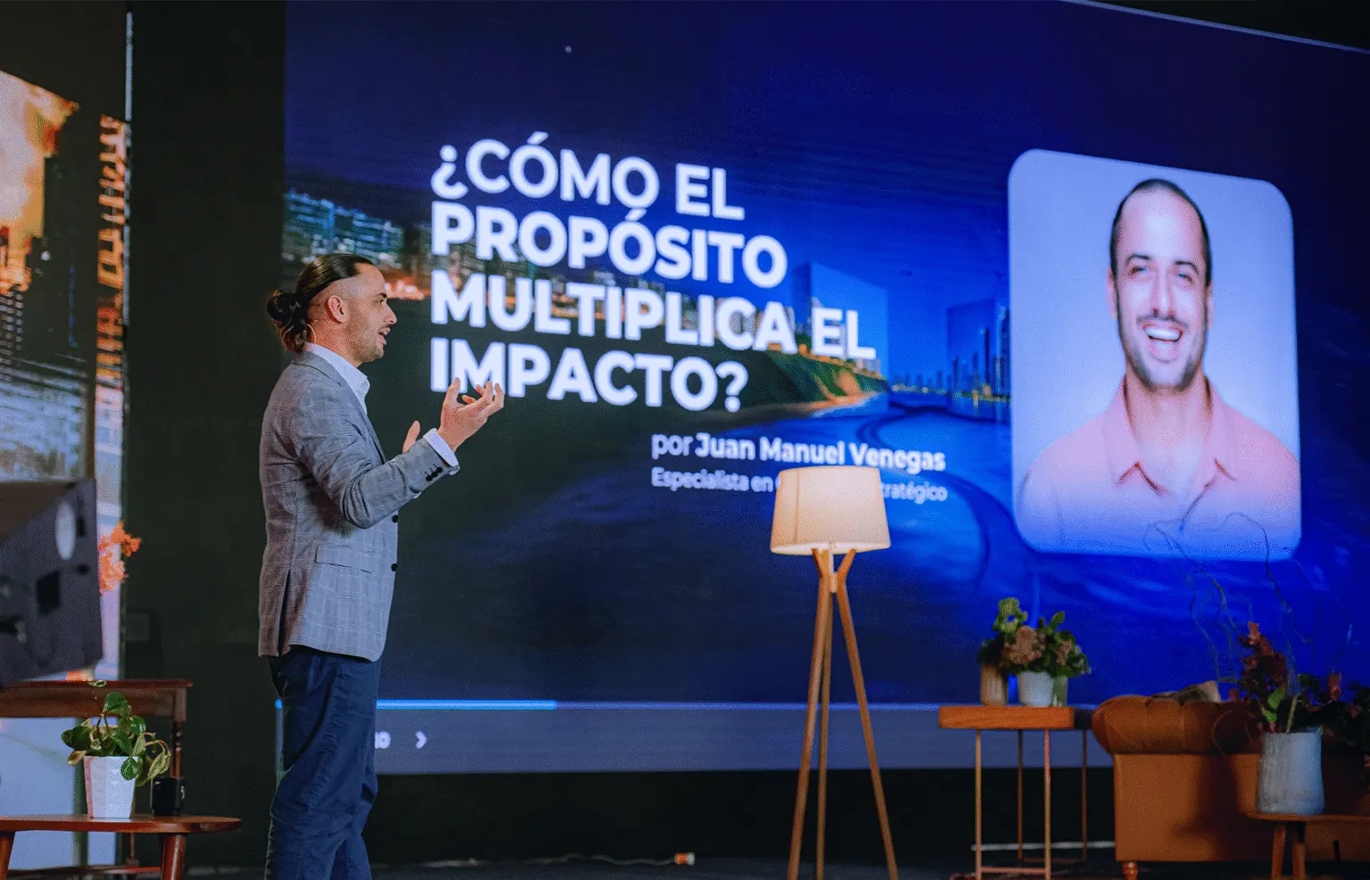 Juan Manuel Venegas exponiendo