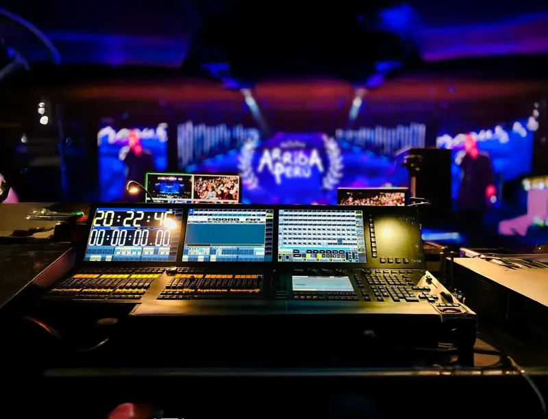 Consola de sonido en un evento de Artistas Arriba Perú