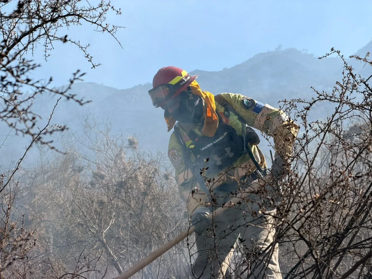 Bombero combatiendo un incendio forestal en el Perú