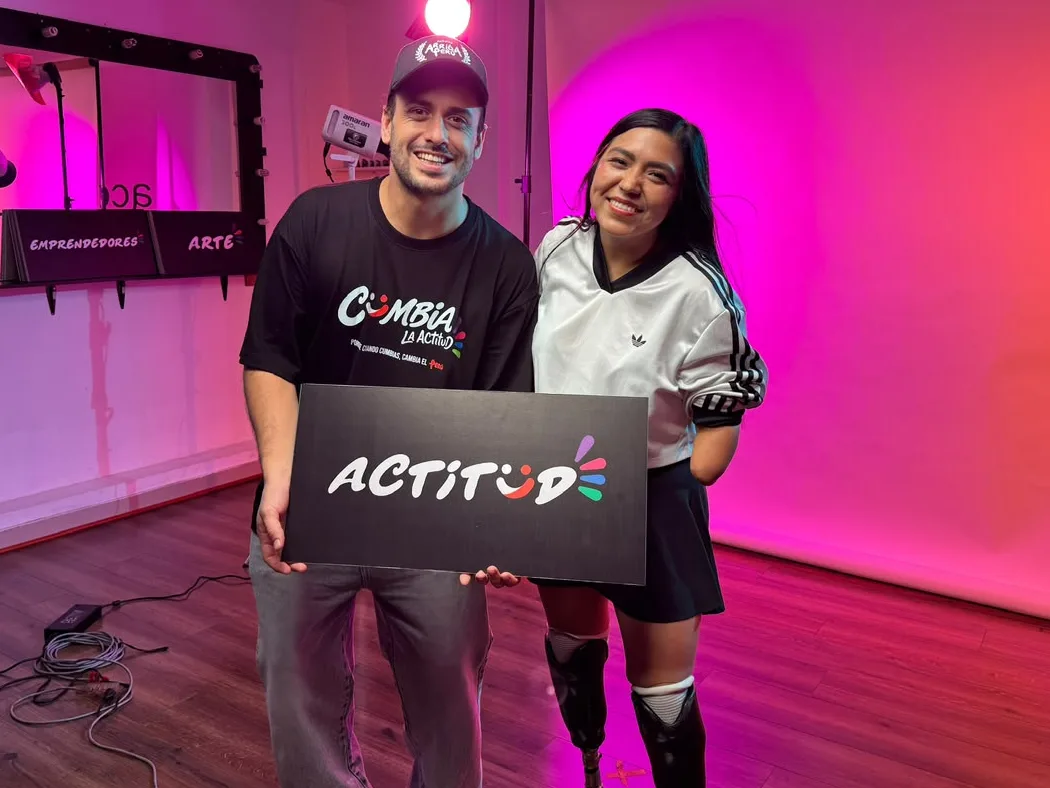 Dunia Felices en el set de Cumbia La Actitud