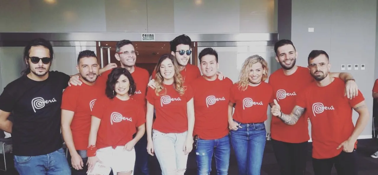 Artistas colombianos y peruanos con polos de la marca Perú