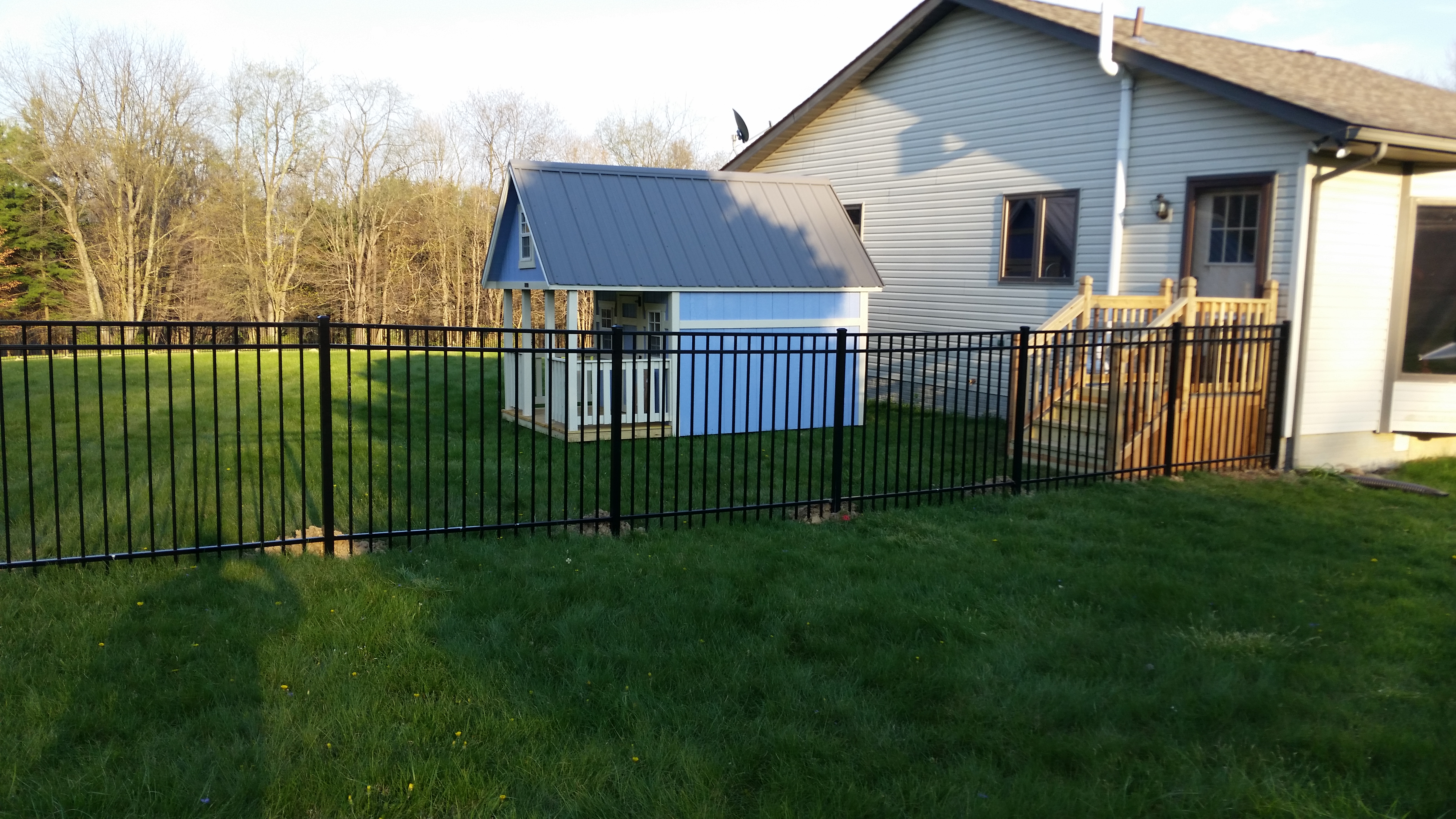 Smooth-top residential aluminum perimeter fence in Pataskala, OH.