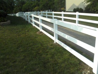 White vinyl semi-privacy fence allowing airflow in Marysville, OH.