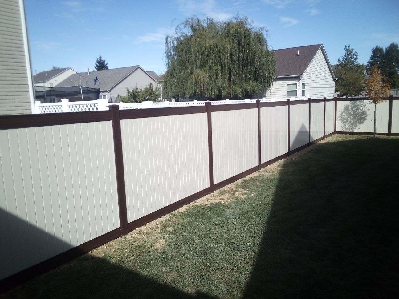 Custom vinyl privacy fence featuring a decorative lattice top in Pataskala, OH.