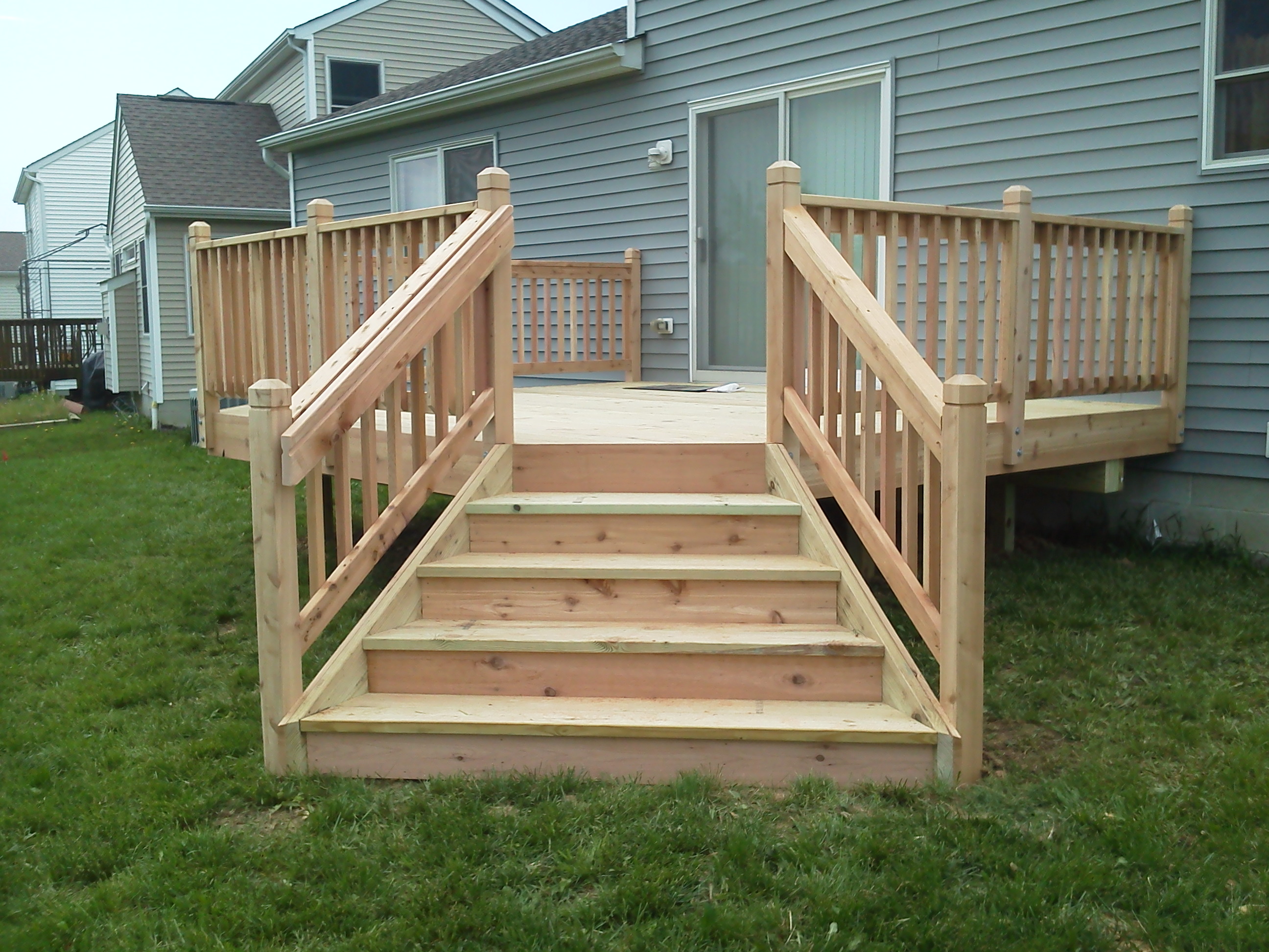 Modern deck with black aluminum baluster railing in Delaware, OH.