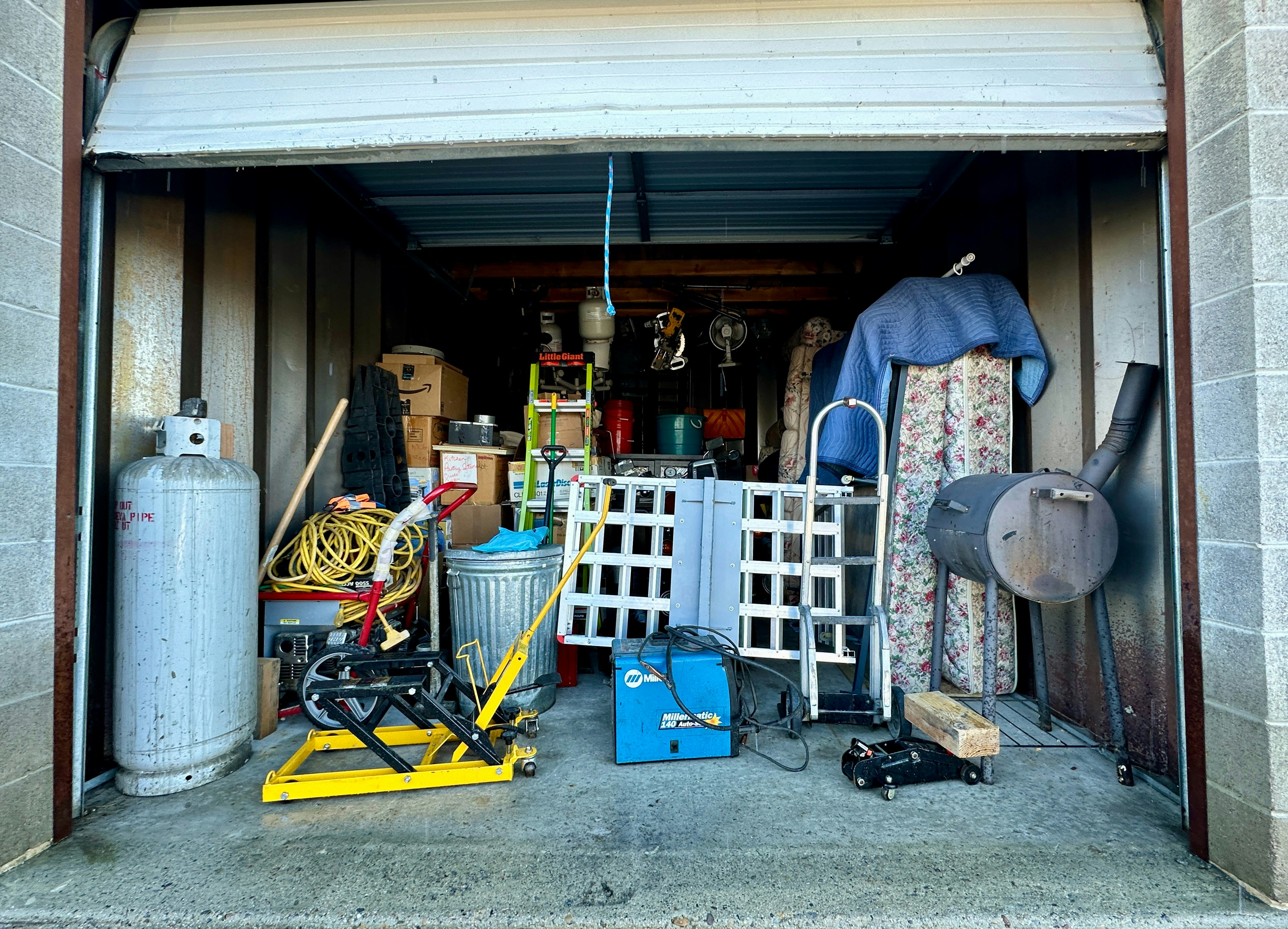Home cleanout and garage junk removal