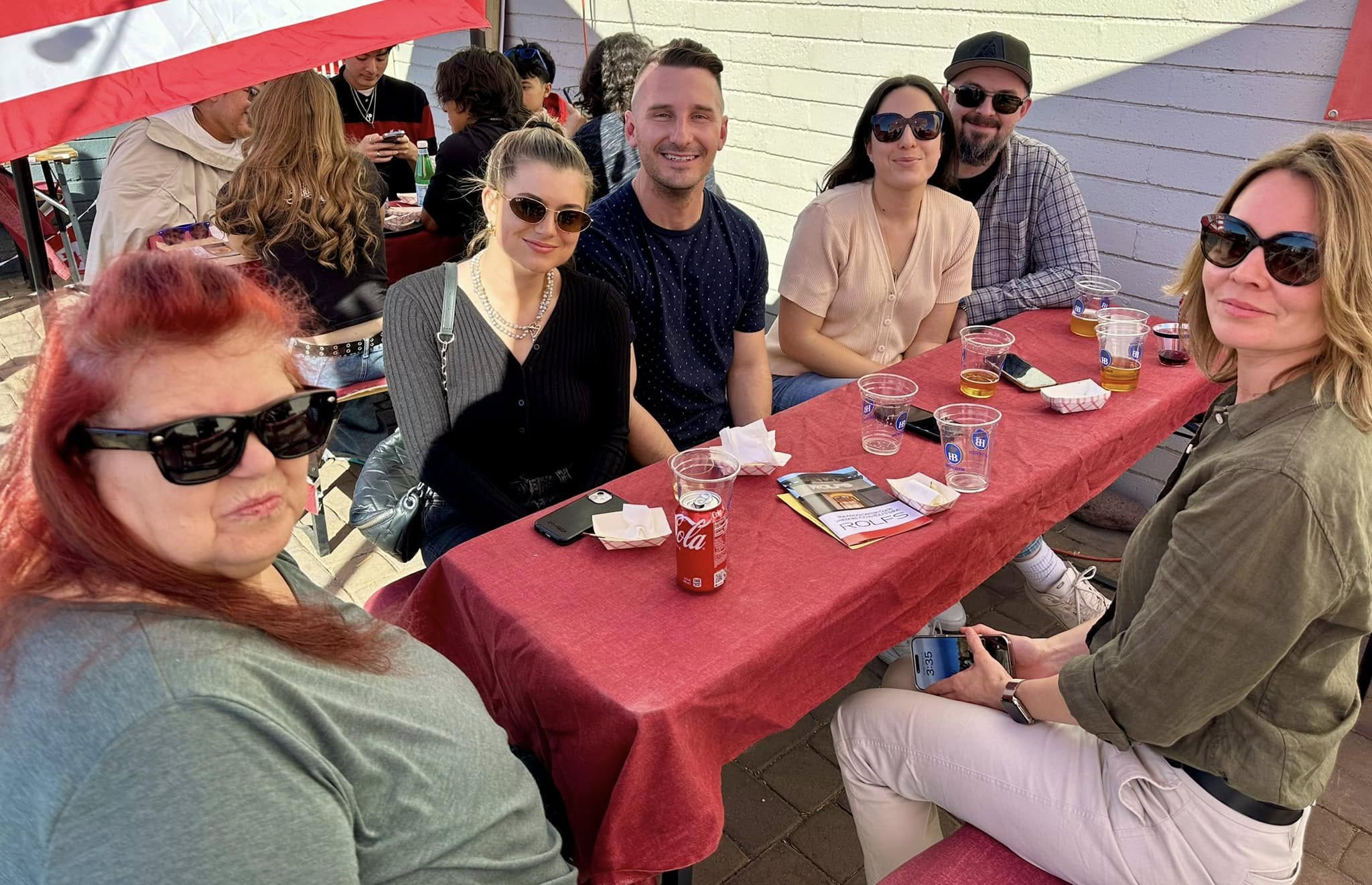 Treffpunkt social table with guests smiling