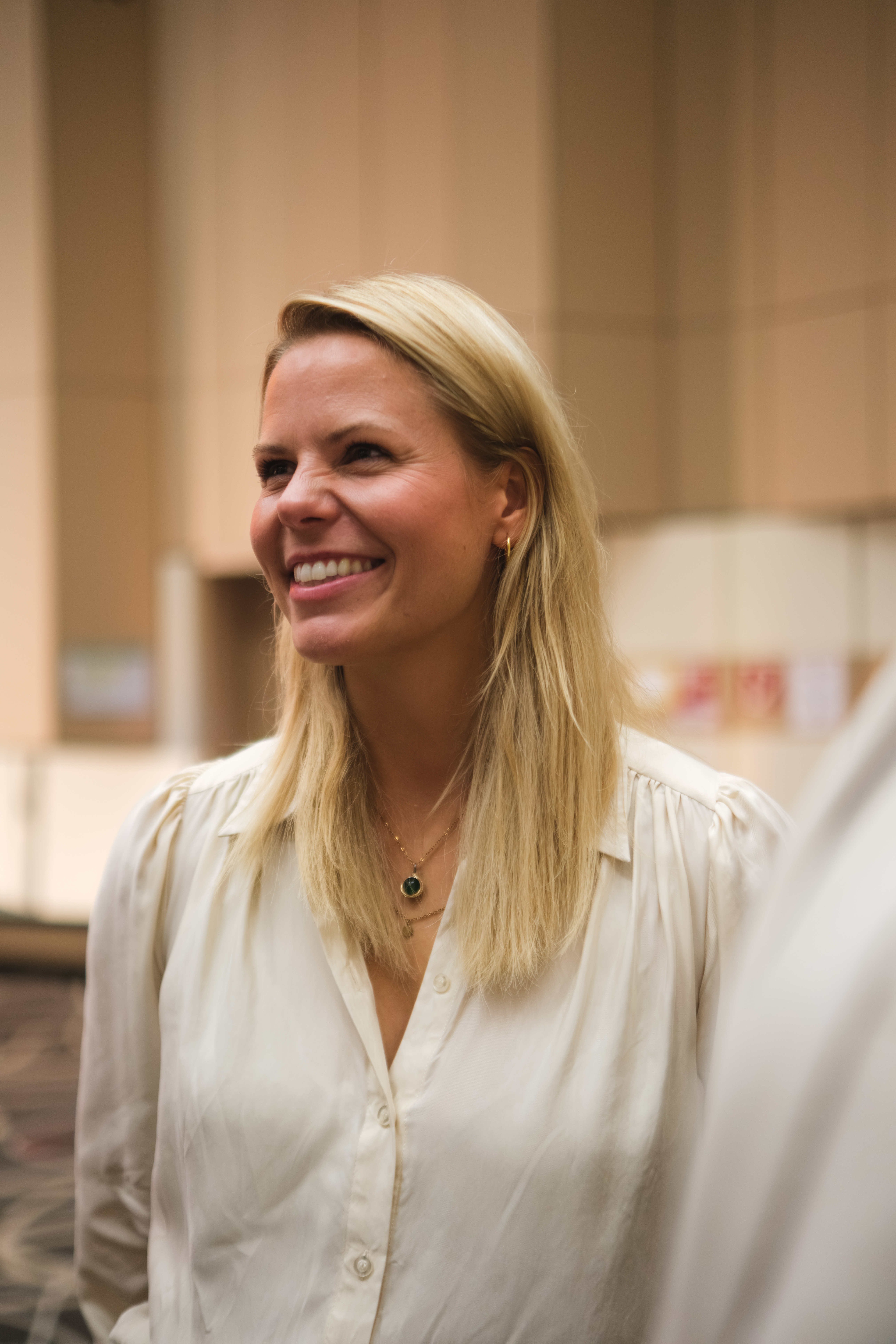 Dr. Alina Behne lacht auf einem Business-Event