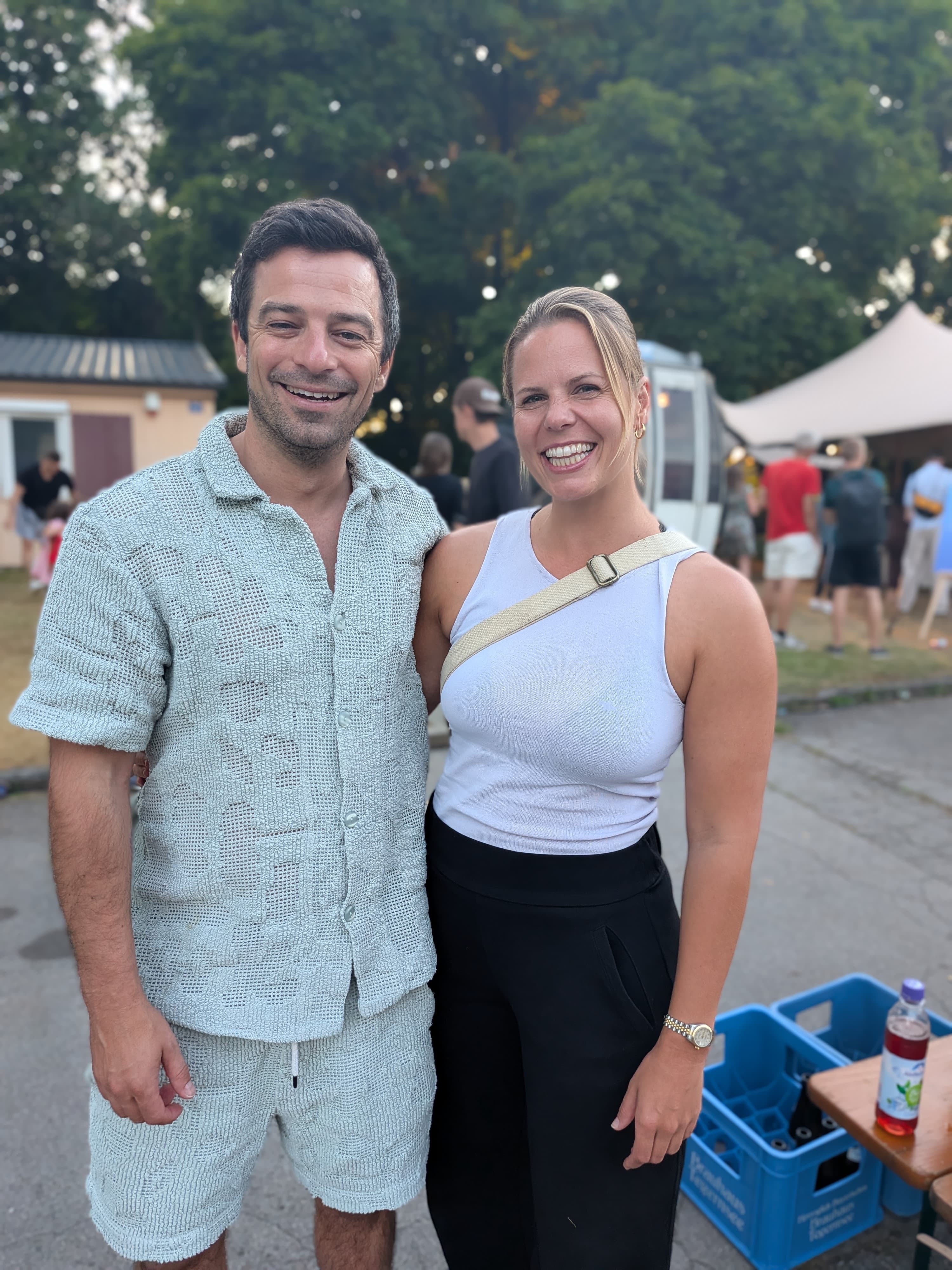 Alina und Manu lachend bei einem Sommerevent