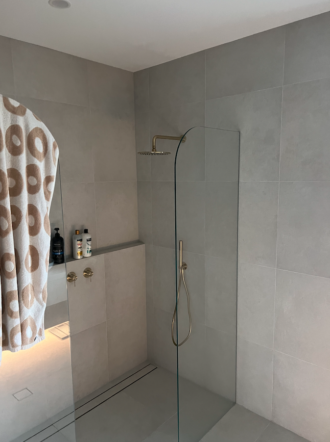 Upstairs bathroom shower with custom tiled shelf — Bulli Point