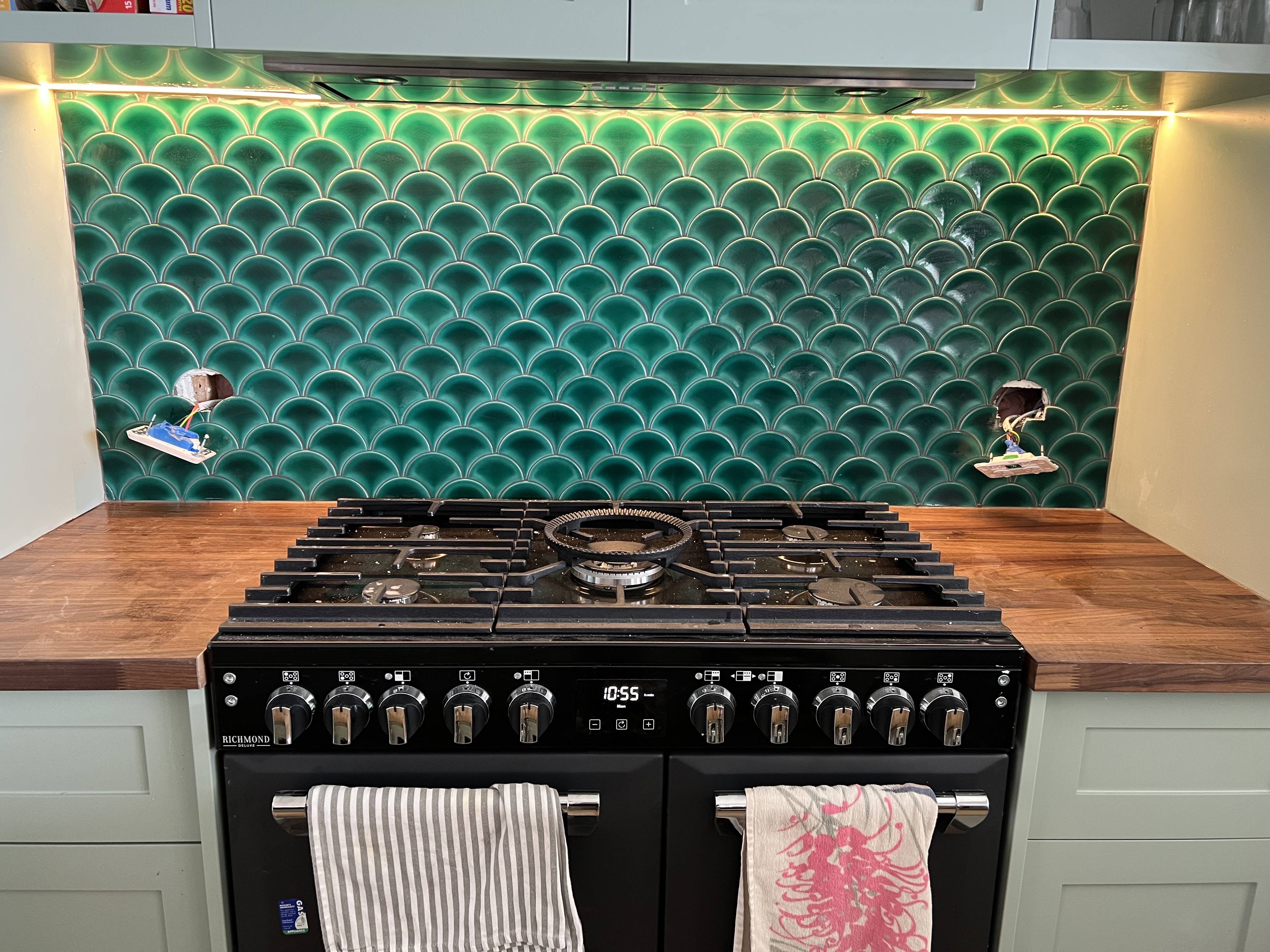 Green fishscale kitchen splashback — Corrimal