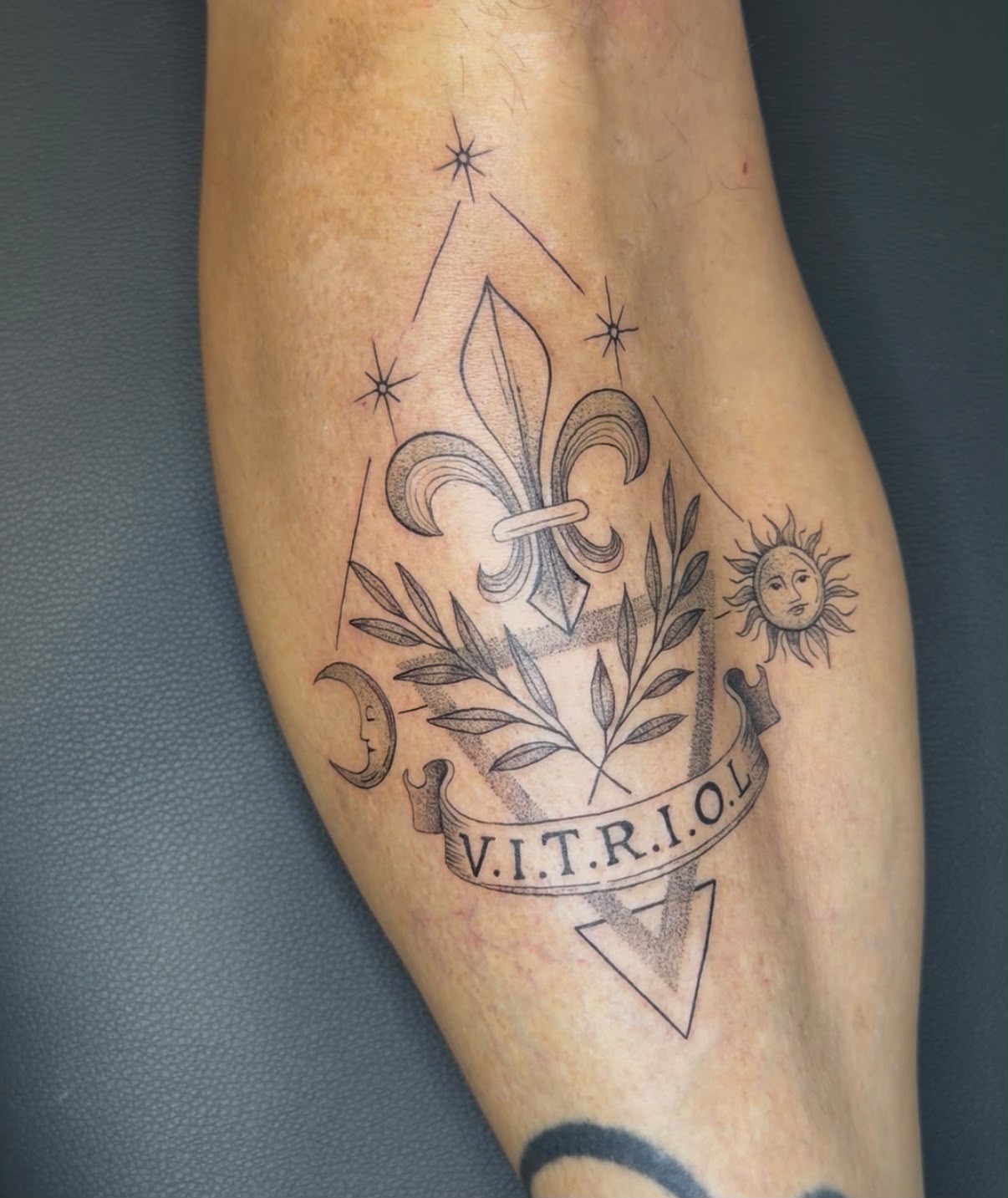 Tatouage fineline hibou et fleurs — Art Beauté d'Mline
