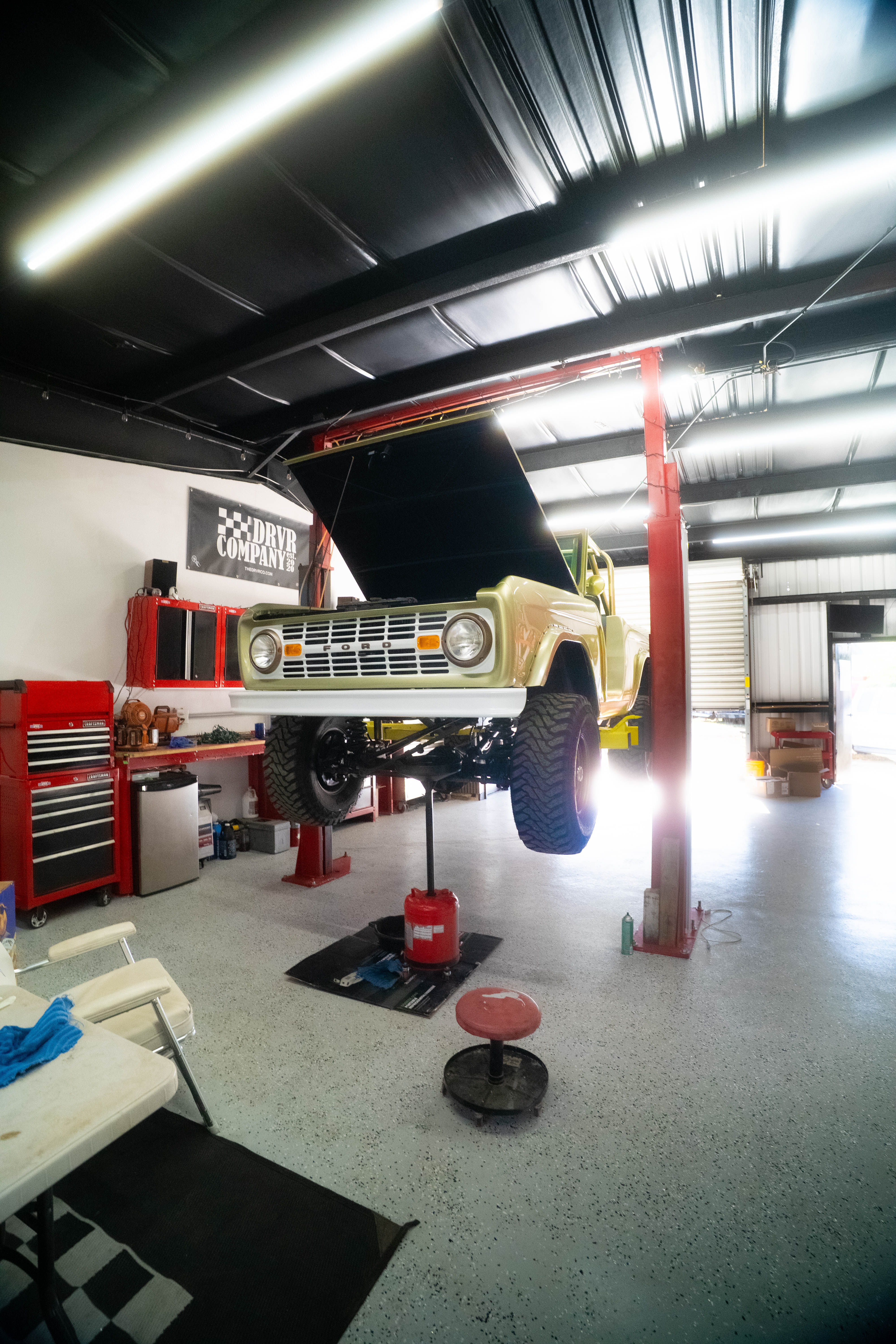 Mechanic hands tuning suspension