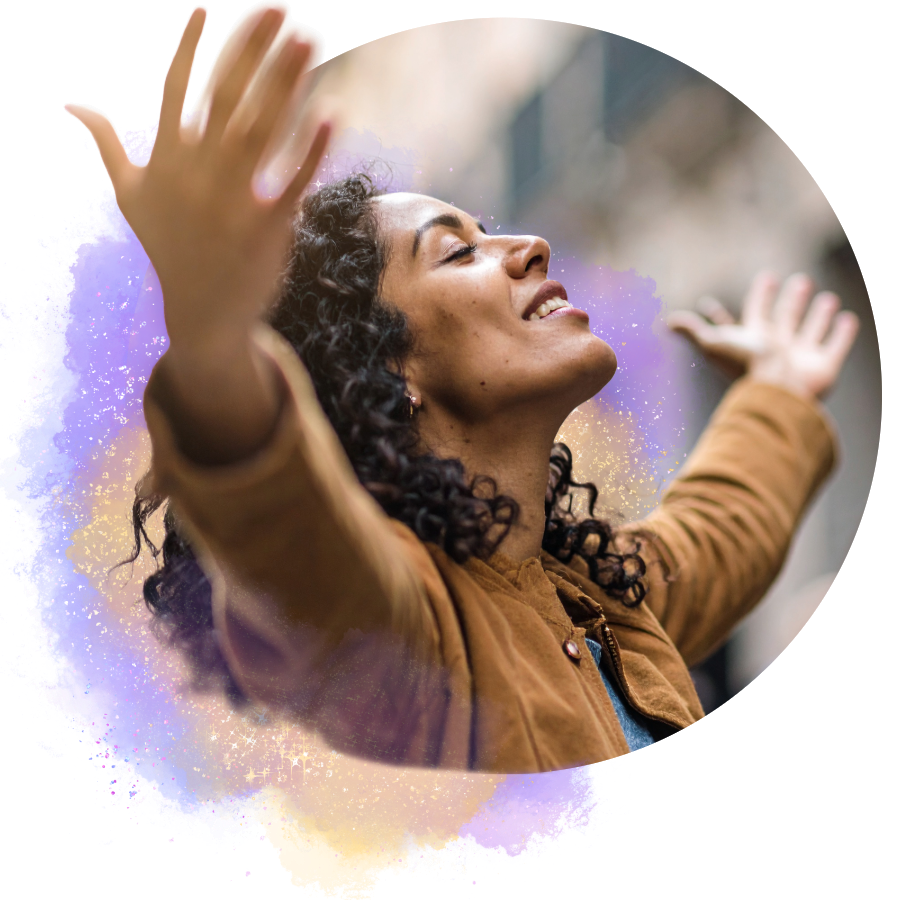 Mujer de cabello rizado con los brazos extendidos, respirando profundamente y sintiendo paz.