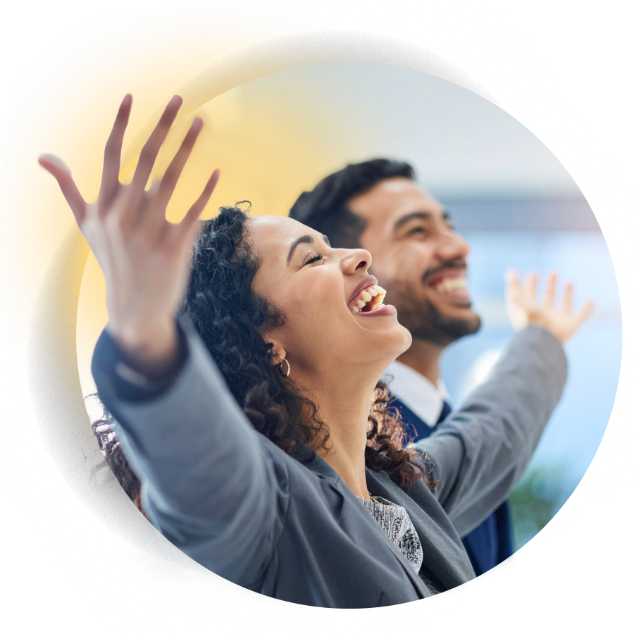 Ejecutivos sonrientes con brazos abiertos, simbolizando la energía, claridad mental y bienestar alcanzados mediante breathwork y técnicas de neurociencia.