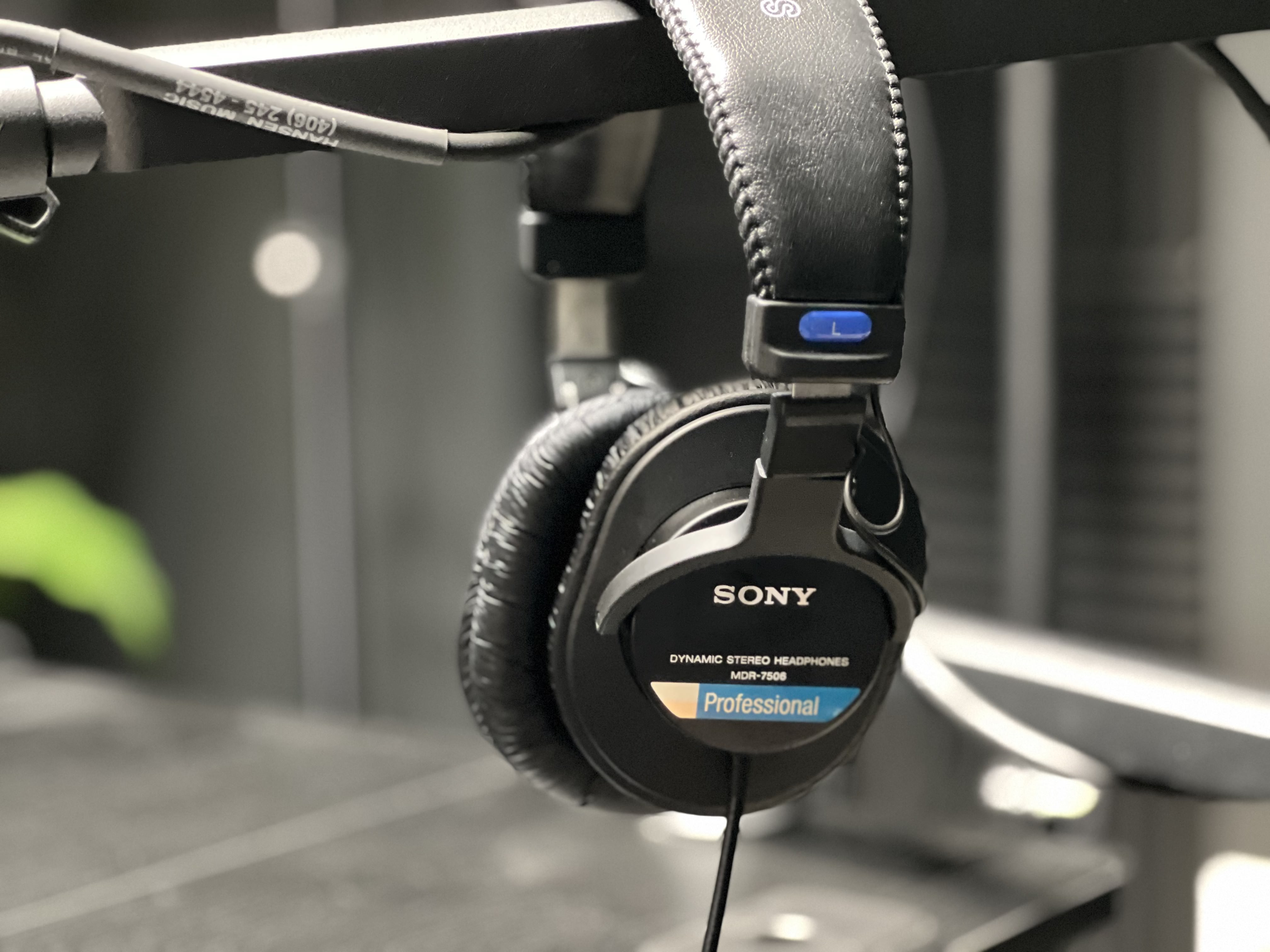 2x premium monitoring headphones
