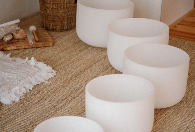 Séance de méditation sonore avec bols de cristal : un moment de relaxation et d’harmonisation pour le corps et l’esprit Séance de méditation sonore avec bols de cristal : un moment de relaxation et d’harmonisation pour le corps et l’esprit