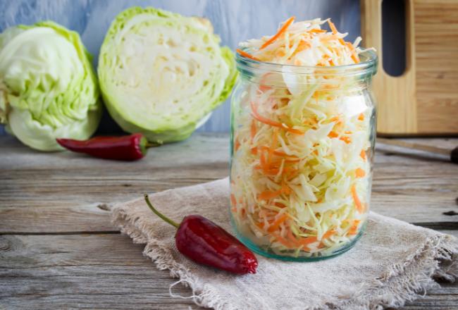 Carottes et chou en cours de fermentation, recouverts de saumure : un geste simple pour préserver les légumes et booster leur vitalité. Carottes et chou en cours de fermentation, recouverts de saumure : un geste simple pour préserver les légumes et booster leur vitalité.