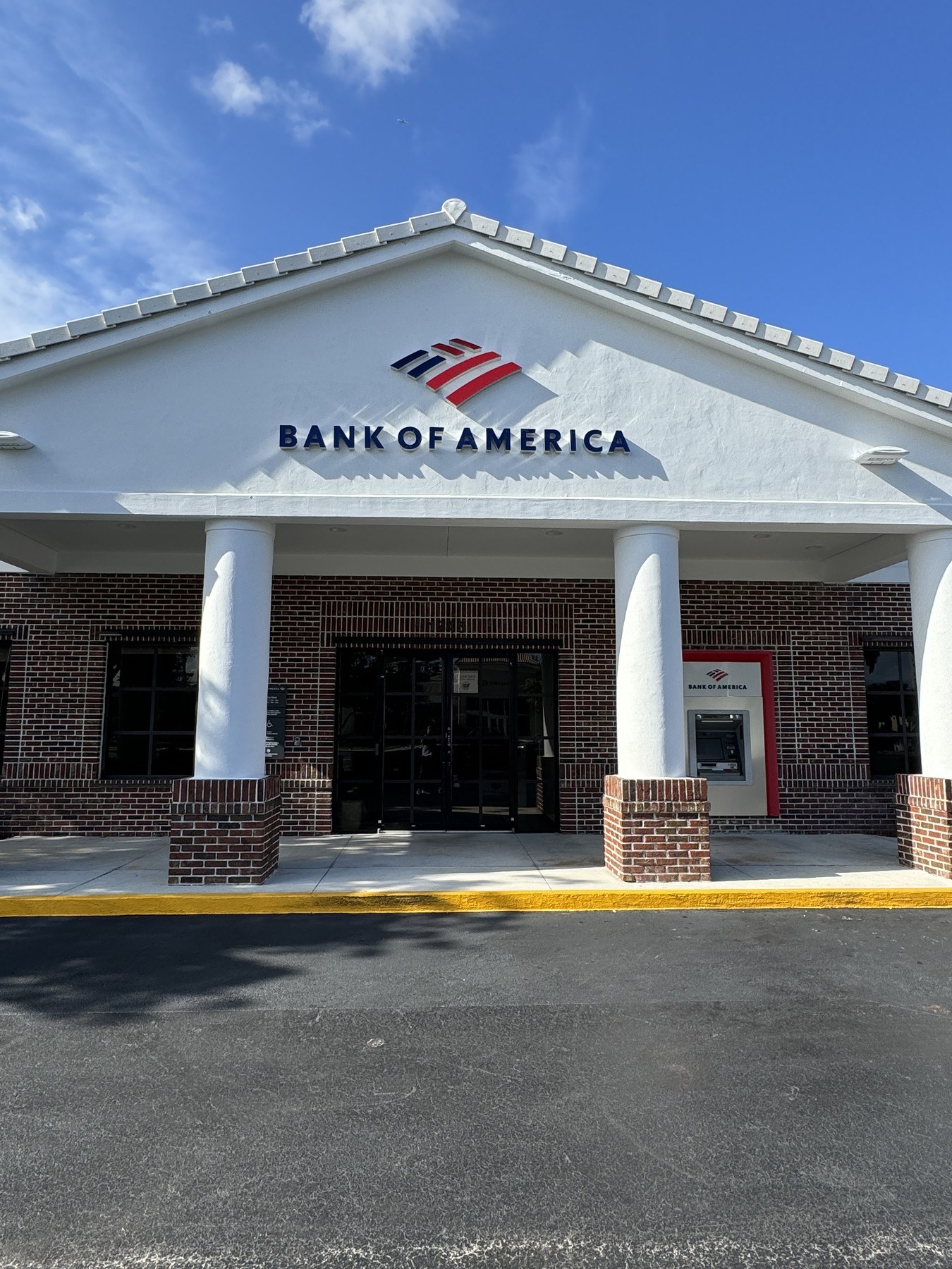 Illuminated channel letters on a bank branch facade in Fort Lauderdale