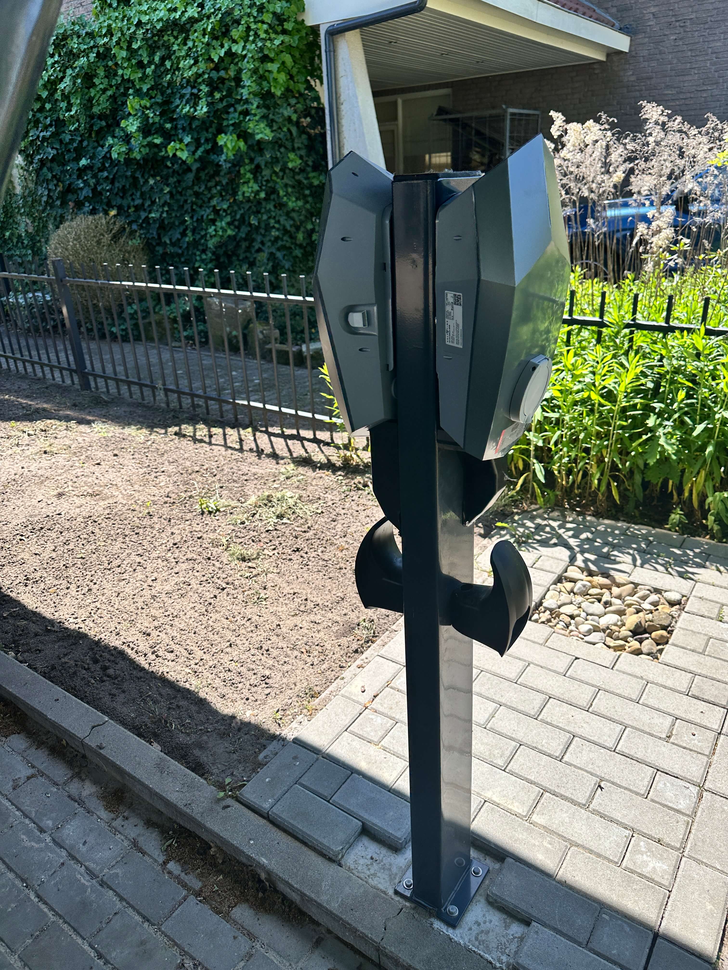 Moderne dubbele laadpaal