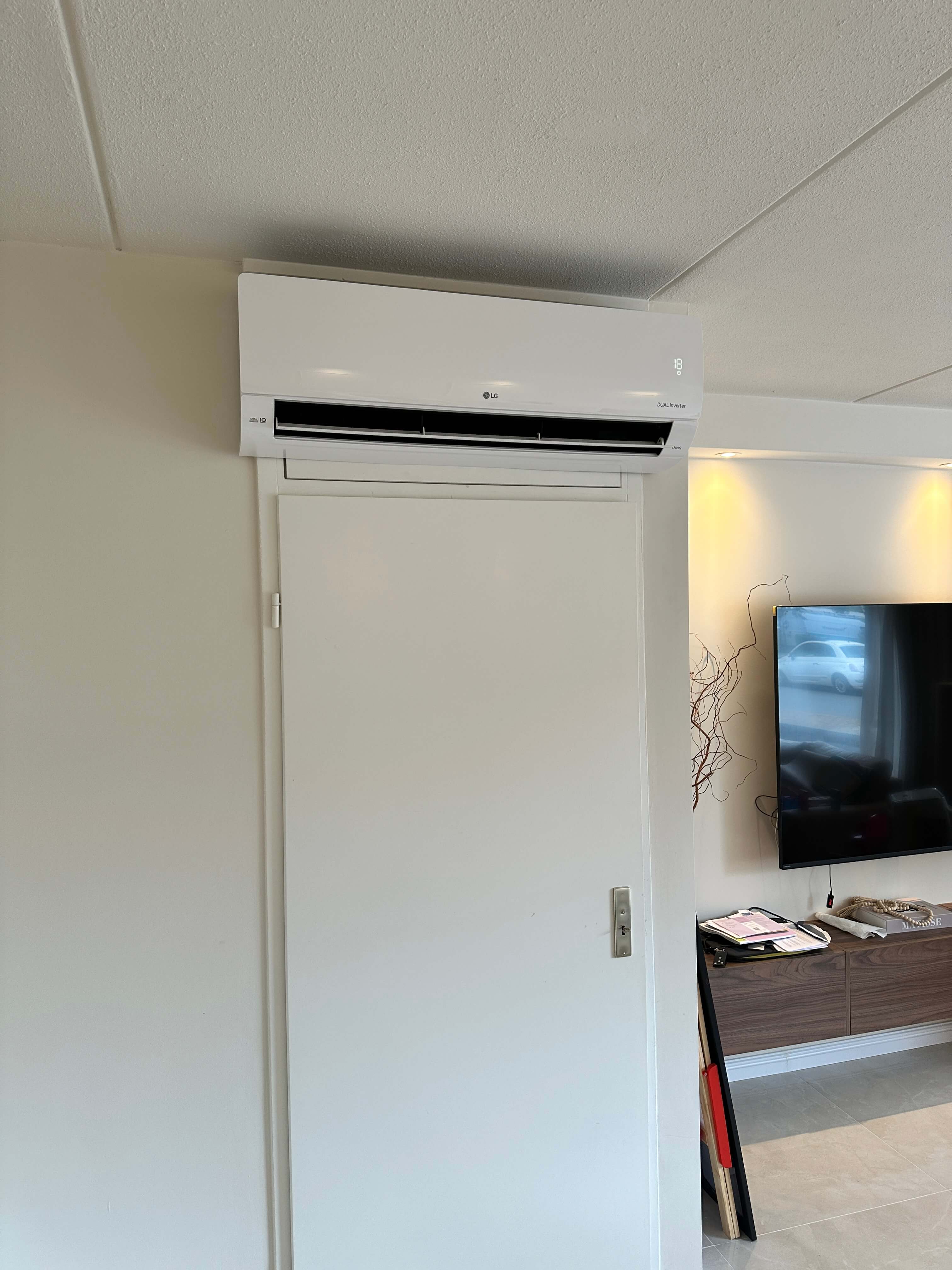 LG Airco binnenunit boven schilderij