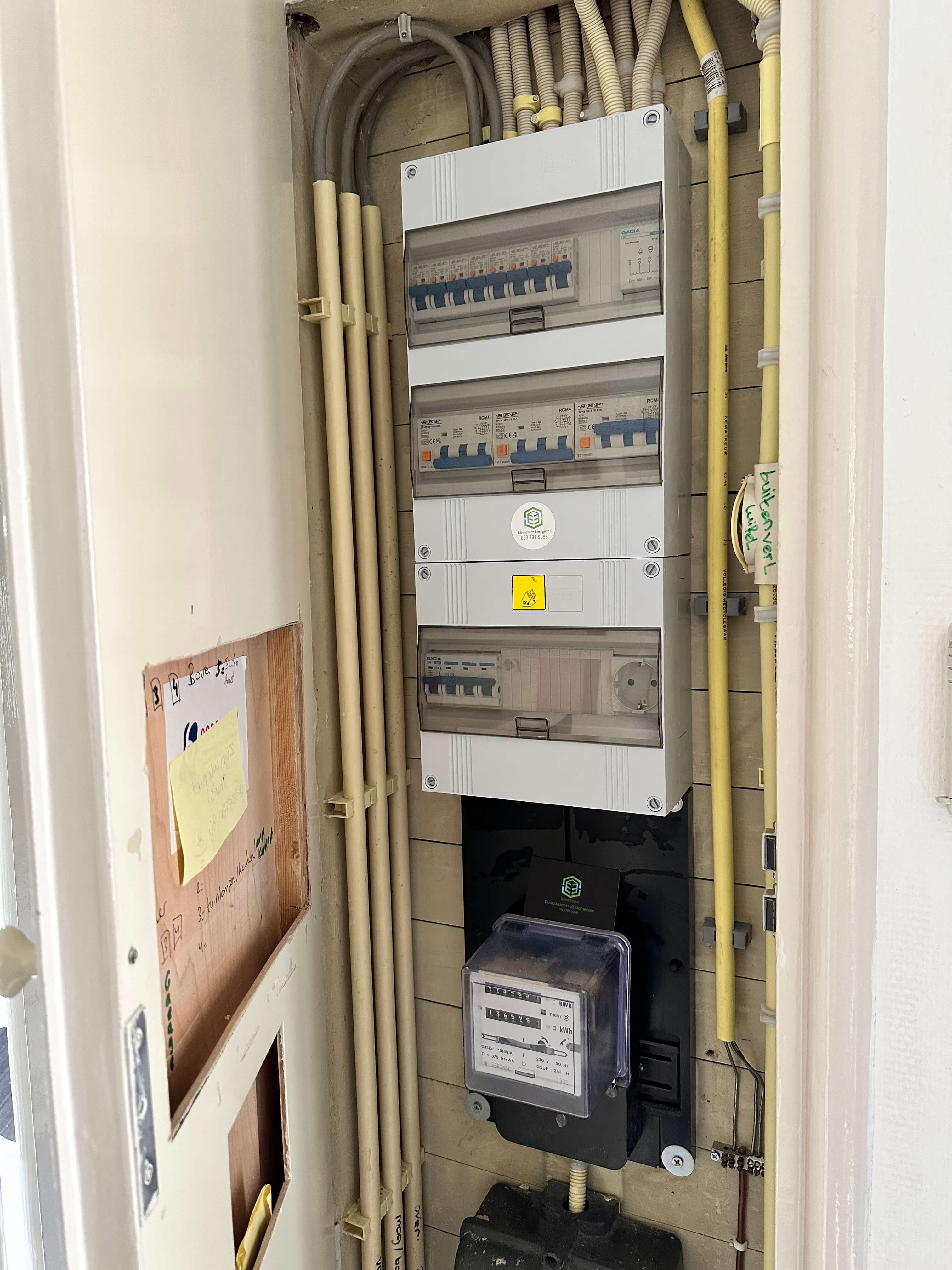 Nieuwe moderne groepenkast installatie