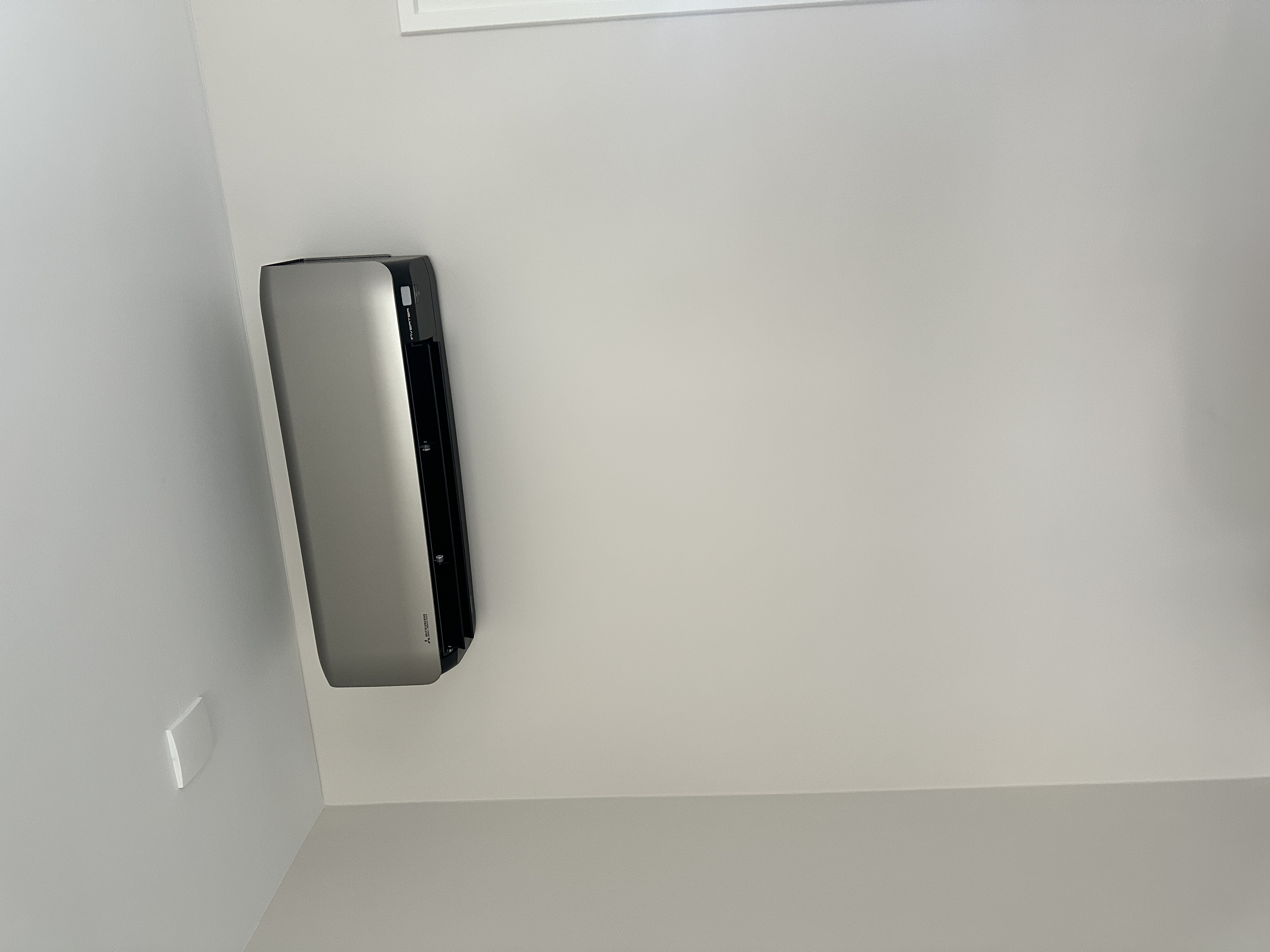 Airco buitenunit op dak