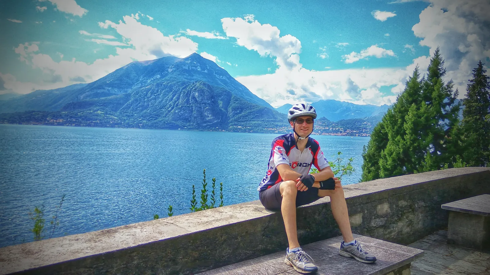 Dr. Konrád odihnindu-se pe un zid de piatră, lângă lac