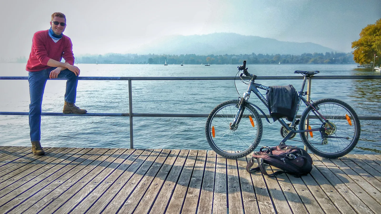 Dr. Konrád pe un ponton, cu bicicleta încărcată pentru o tură lungă
