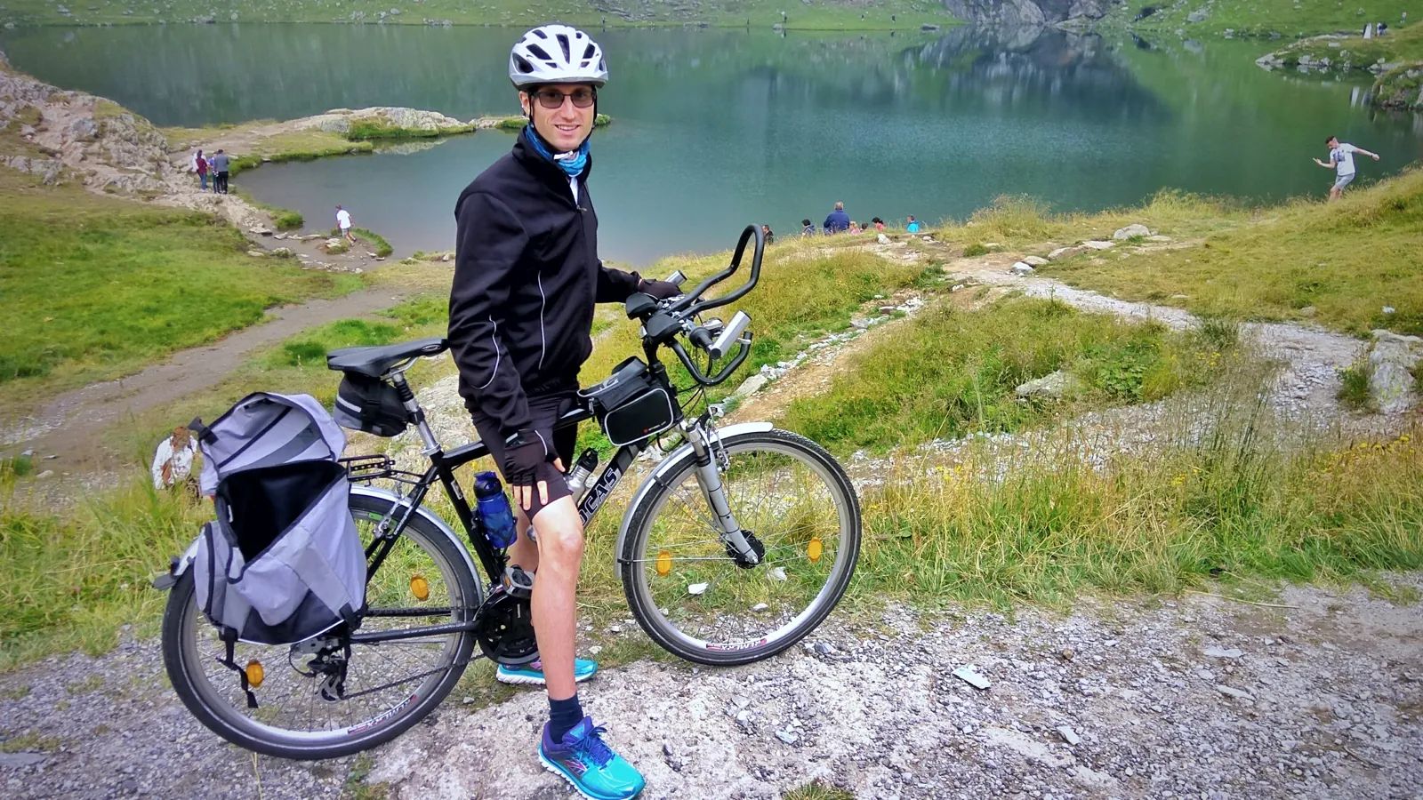 Dr. Konrád cu bicicleta de cicloturism lângă un lac de munte