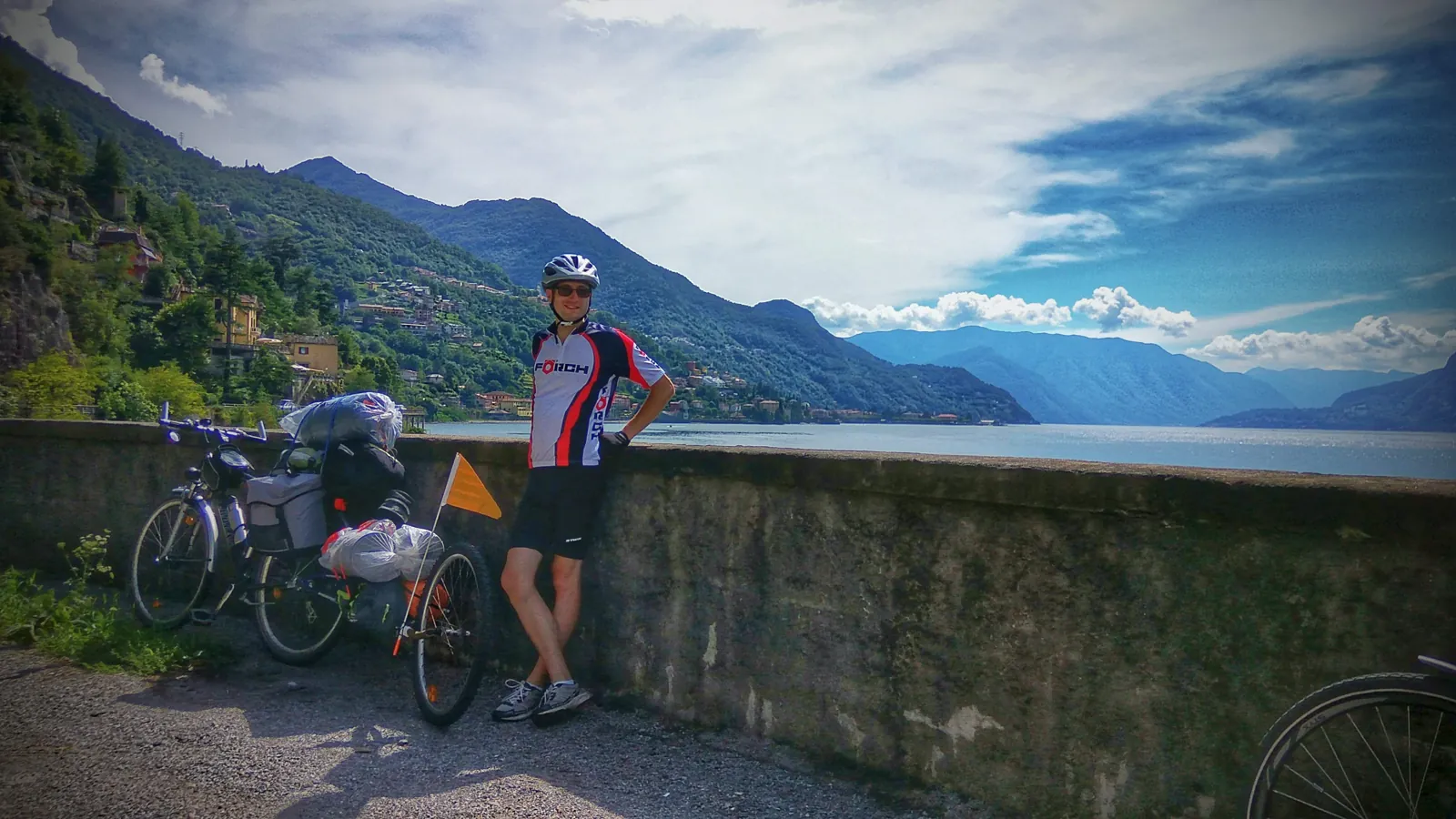Dr. Konrád cu bicicleta lângă un lac