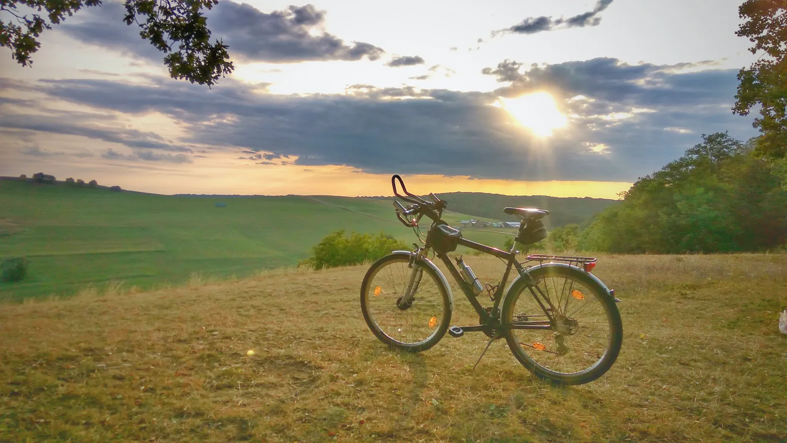 Dr. Konrád într-o tură cu bicicleta