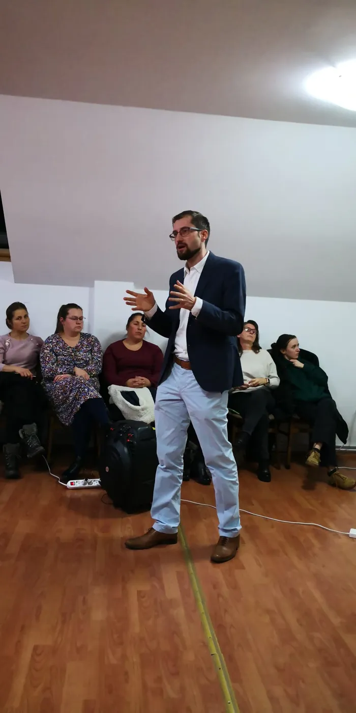 Dr. Konrád explicând participanților la un atelier de gătit cu plante