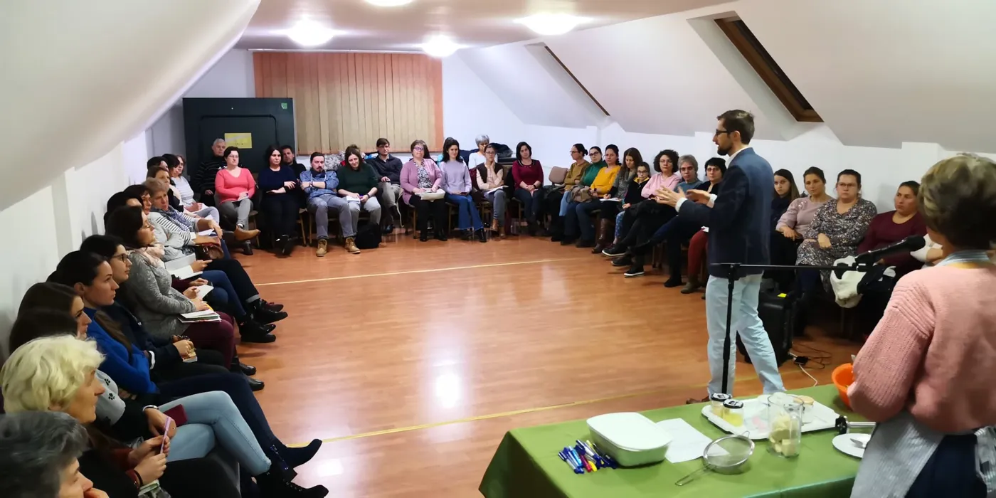 Dr. Konrád vorbind la un atelier live Arta Bucătăriei Vegane, în fața participanților