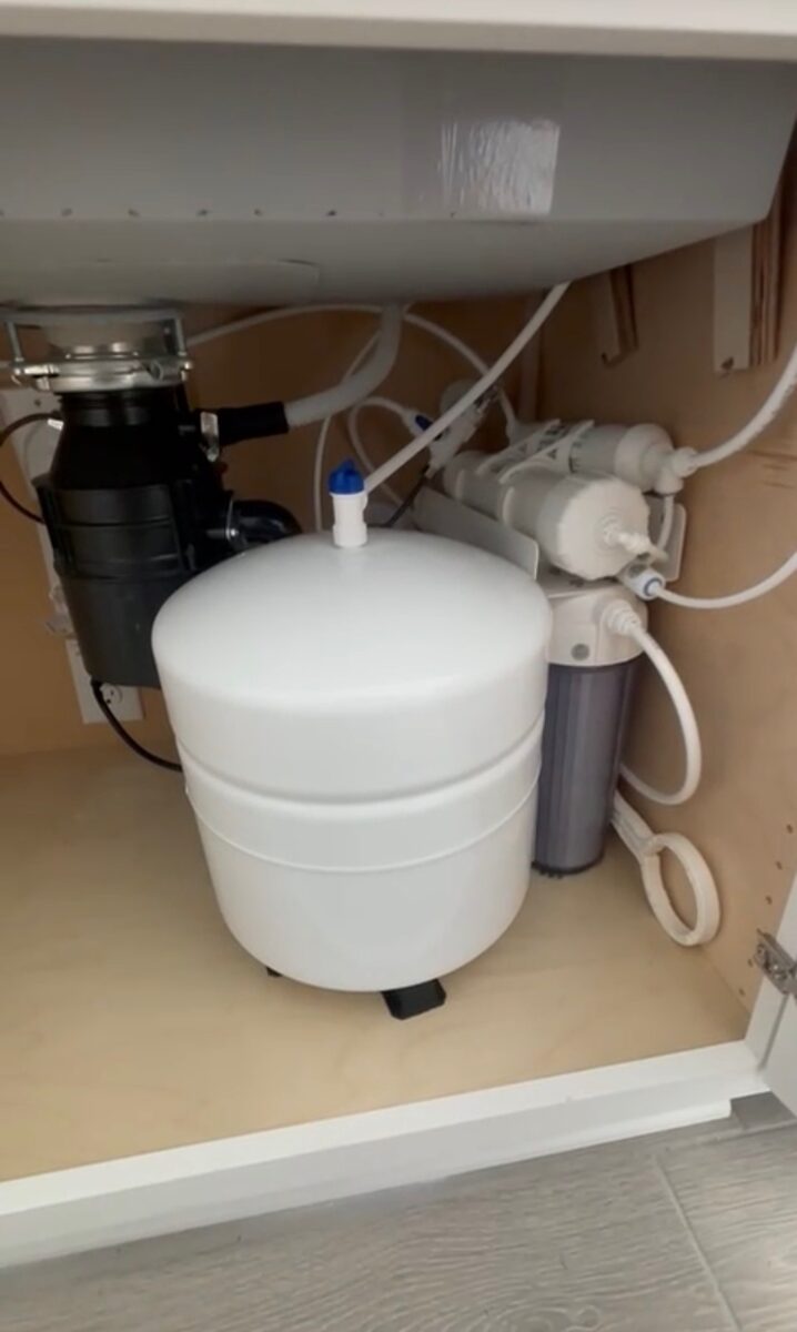Under-sink reverse osmosis system with storage tank