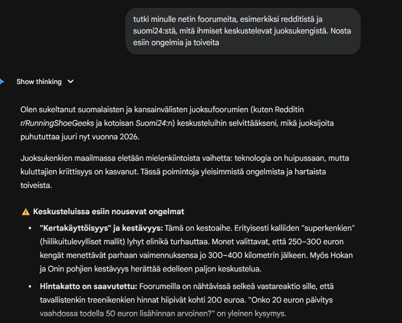 Ruutukaappaus tekoälyn tekemästä foorumianalyysistä, jossa tutkitaan Reddit- ja Suomi24-keskusteluja juoksukengistä. Kuva havainnollistaa, miten tekoälyä käytetään SEO-työssä tunnistamaan käyttäjien kipupisteitä, kuten ”superkenkien” kestävyysongelmia ja juoksukenkien nousevaa hintatasoa.